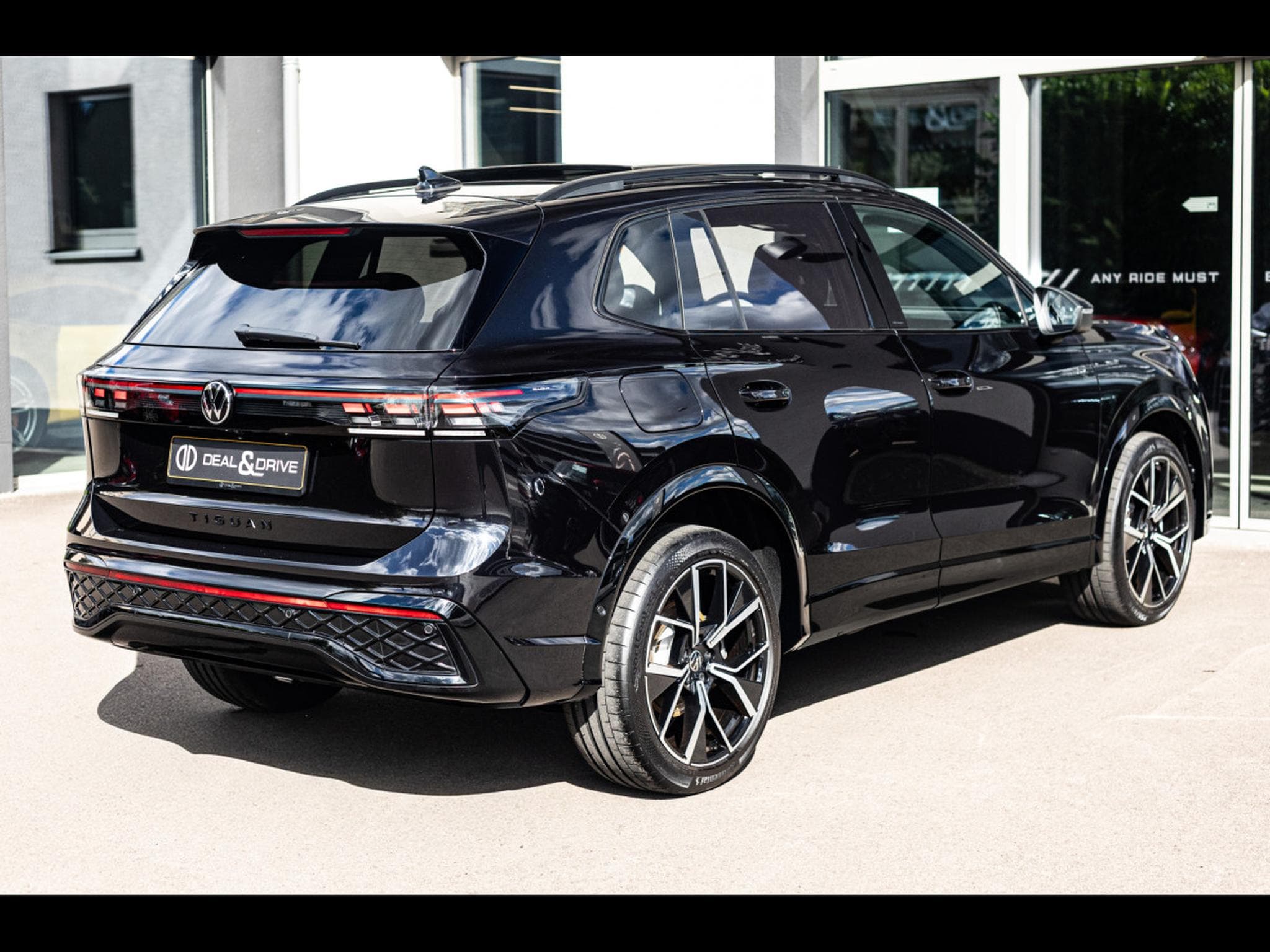 VW Tiguan 2.0 TSI (265 CH) 4MOTION R-LINE - PACK DESIGN BLACK (2025) - Photo 8