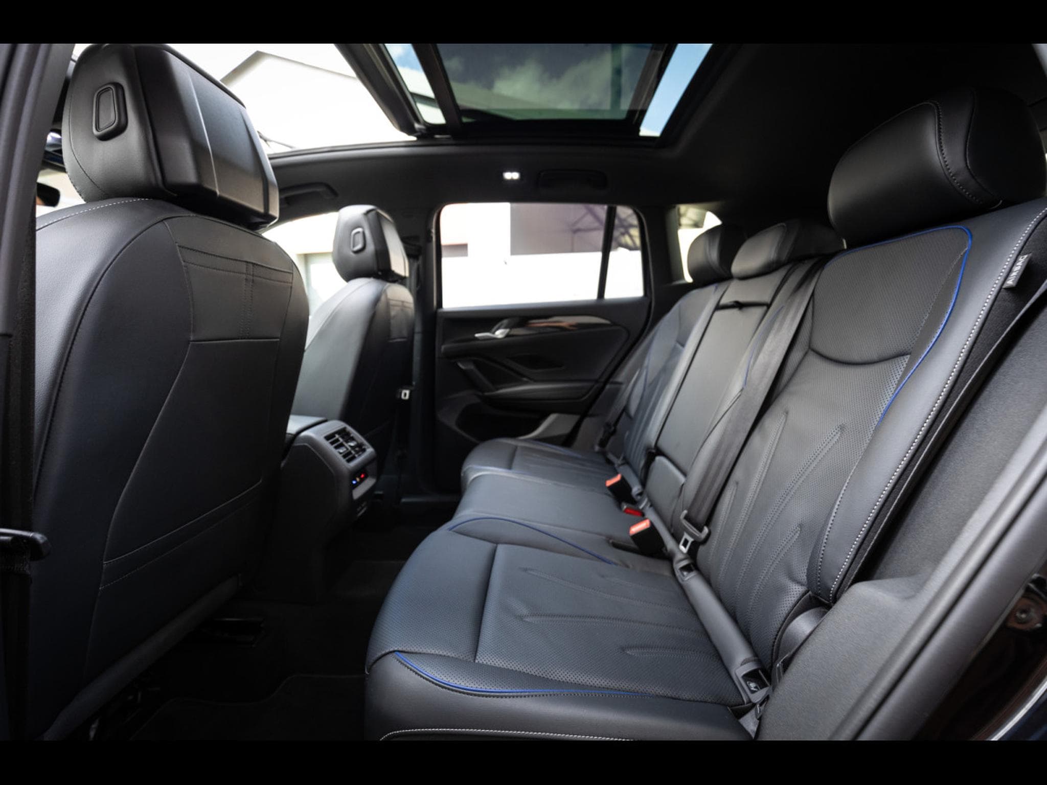 VW Tiguan 2.0 TSI (265 CH) 4MOTION R-LINE - PACK DESIGN BLACK (2025) - Photo 15