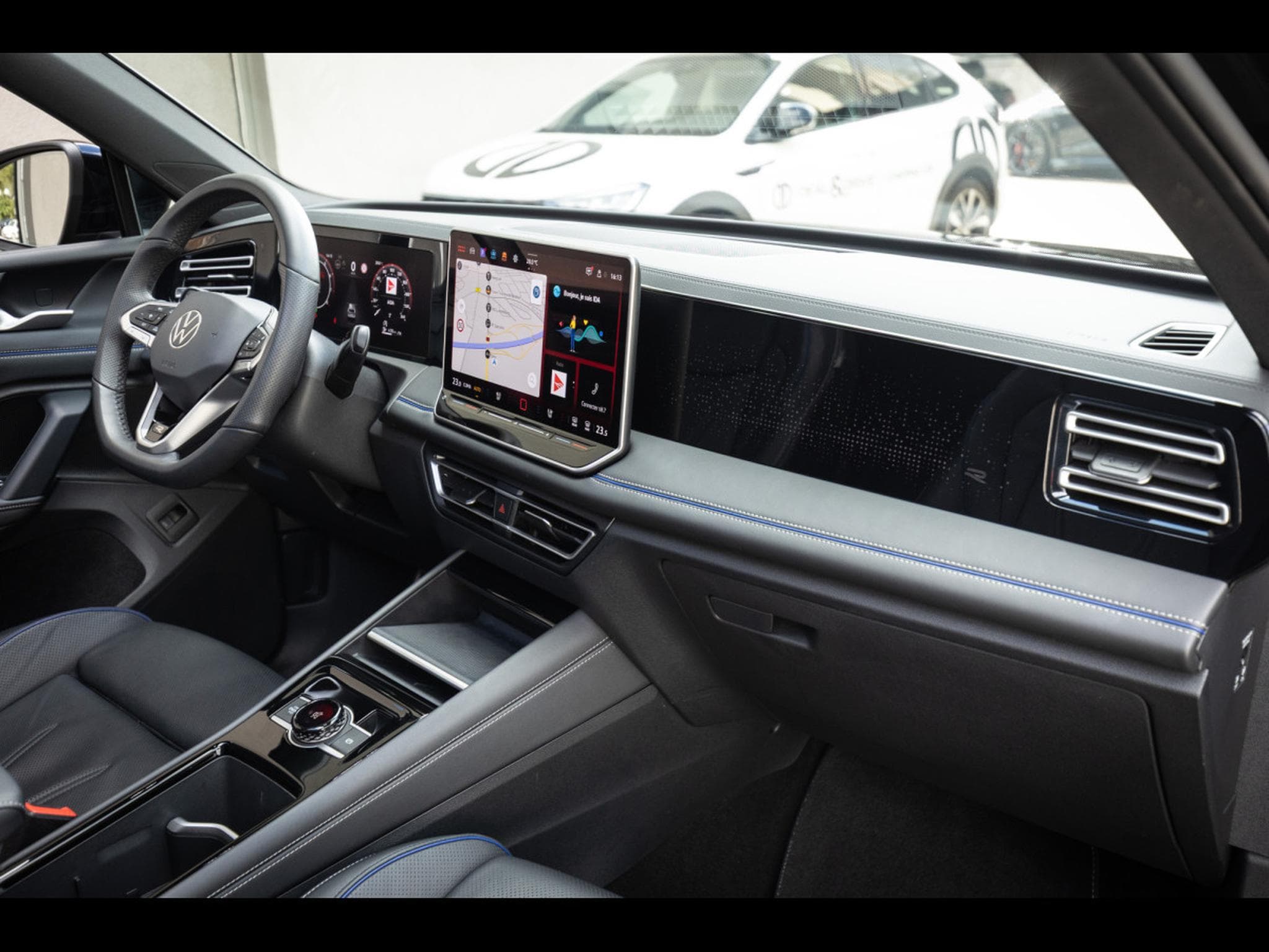 VW Tiguan 2.0 TSI (265 CH) 4MOTION R-LINE - PACK DESIGN BLACK (2025) - Photo 19