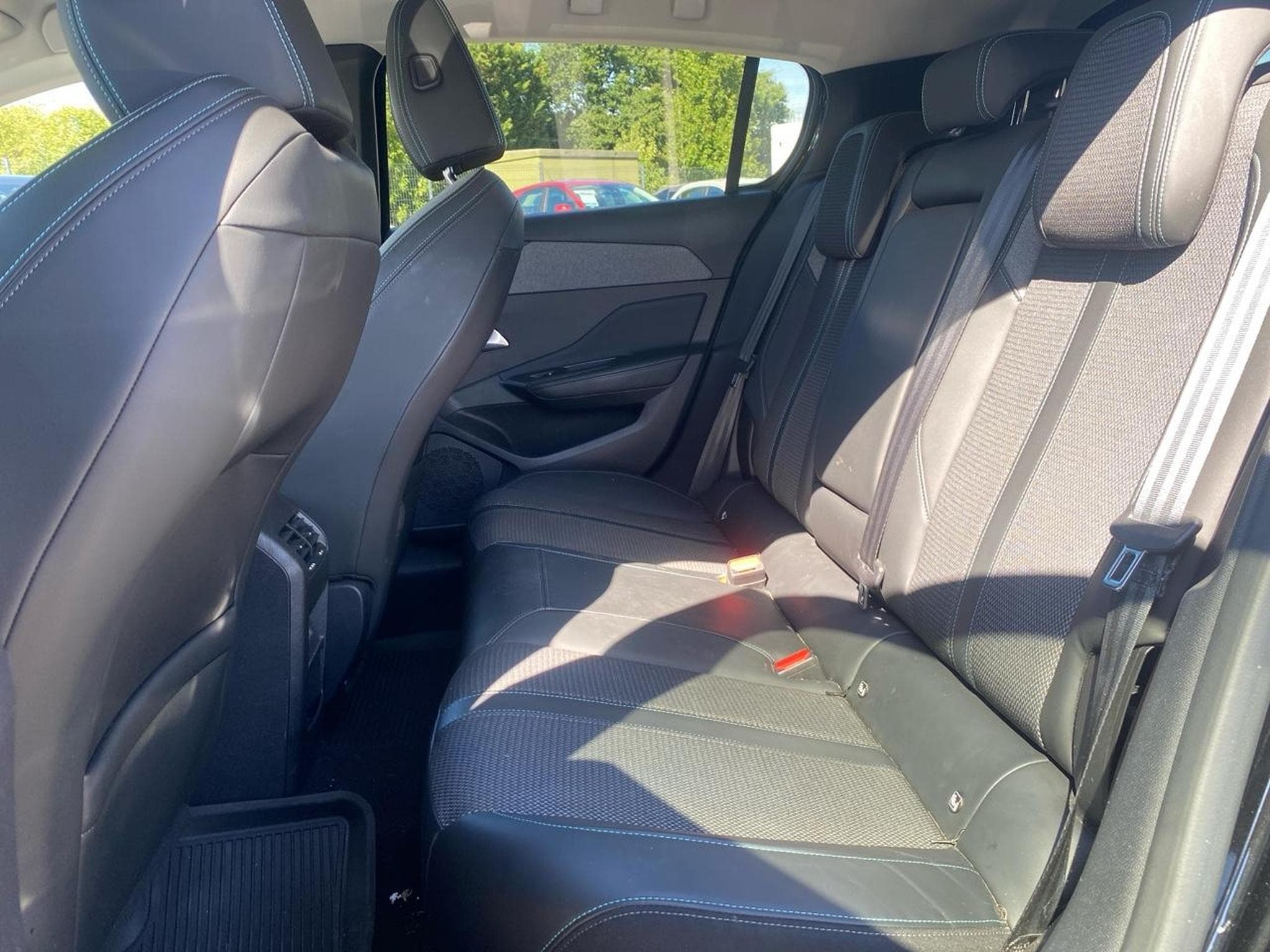 Peugeot 308 1.5 BLUEHDI 130 ALLURE EAT8 (2022) - Photo 12