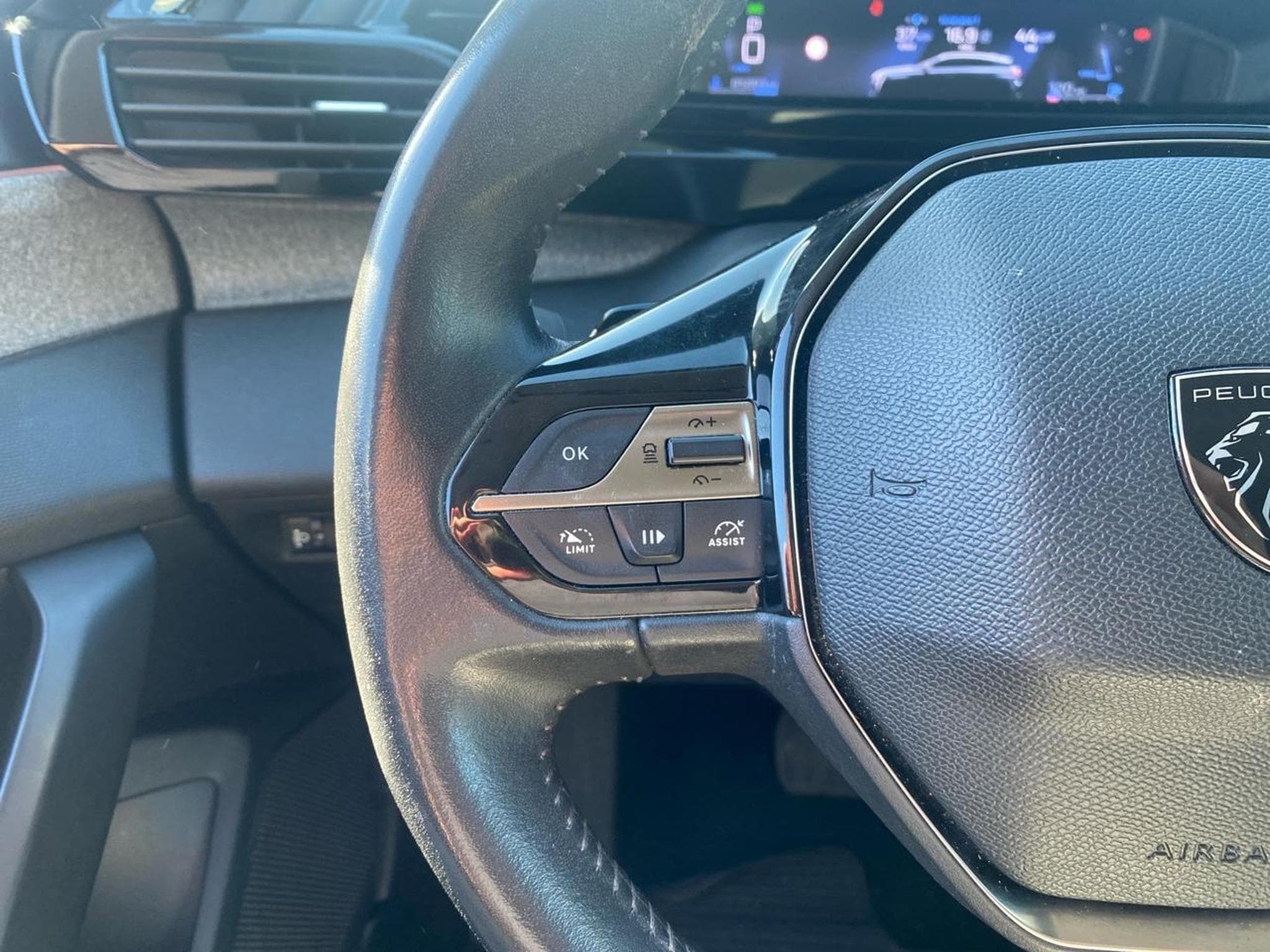 Peugeot 308 1.5 BLUEHDI 130 ALLURE EAT8 (2022) - Photo 17