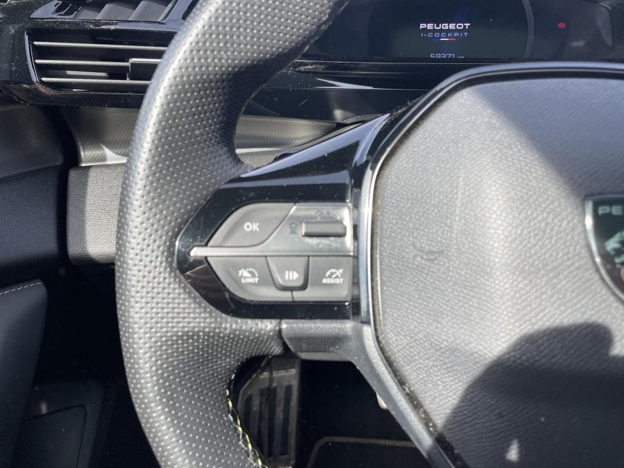 Peugeot 408 1.2 PURETECH 130 GT EAT8 (2023) - Photo 13