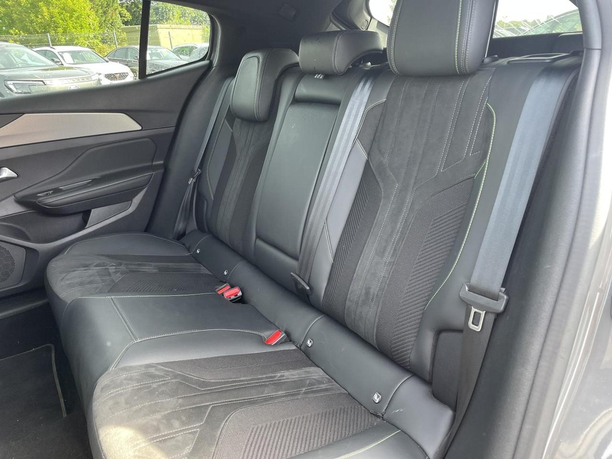 Peugeot 408 1.2 PURETECH 130 GT EAT8 (2023) - Photo 18
