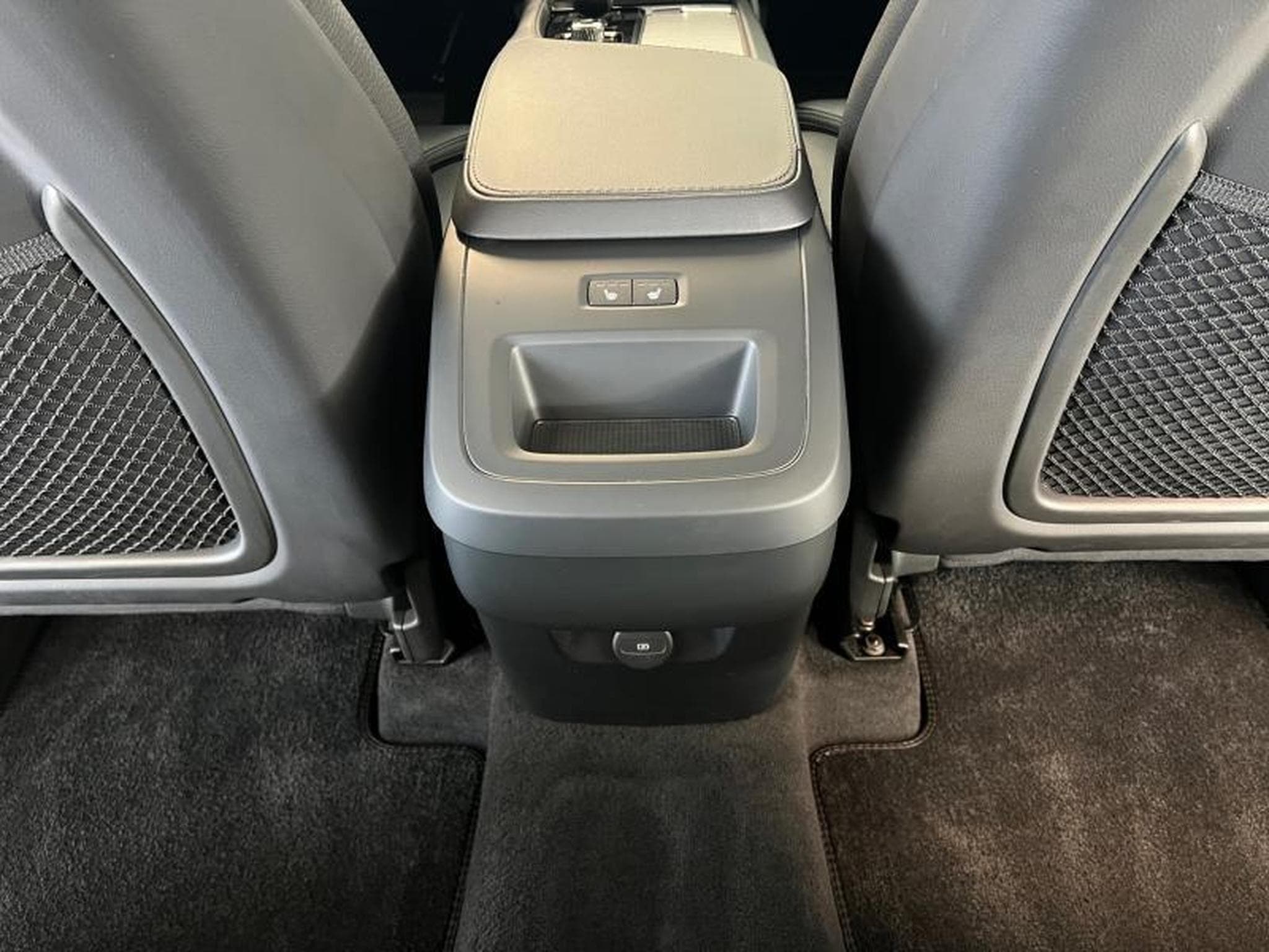 Volvo XC90 Plus Dark (2023) - Photo 17