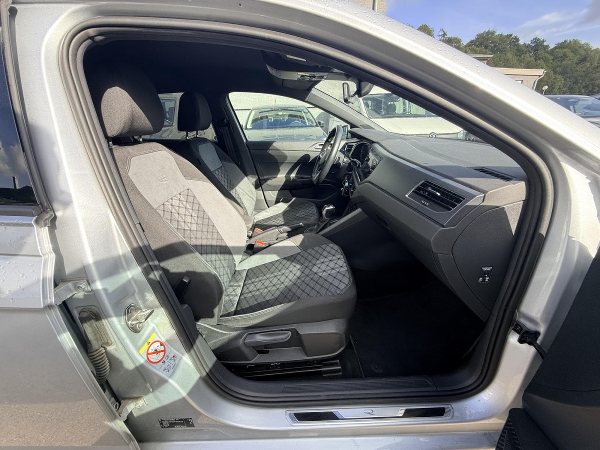 VW Polo R-Line 1.0 TSI 110cv Boîte à double embrayage 7 vitesses (2022) - Photo 3