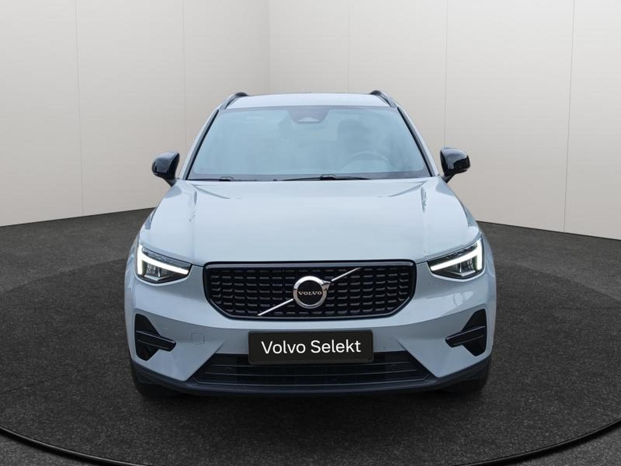 Volvo XC40 Plus Dark B3 Mild Hybrid (2025) - Photo 8