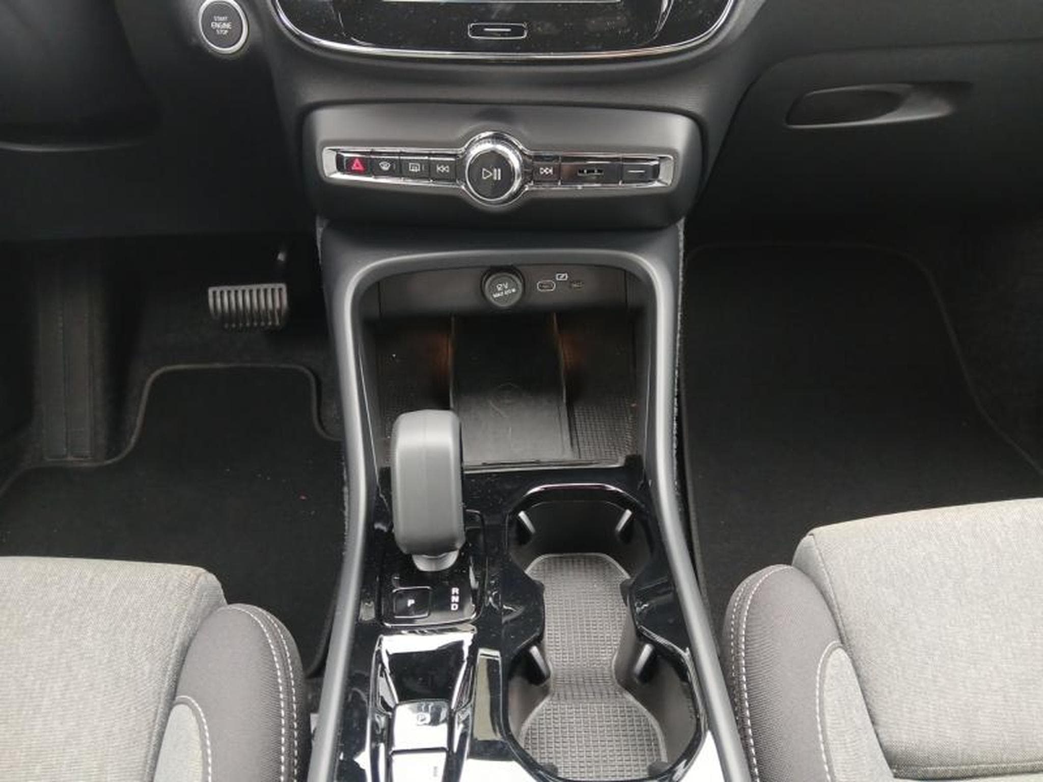 Volvo XC40 Plus Dark B3 Mild Hybrid (2025) - Photo 11
