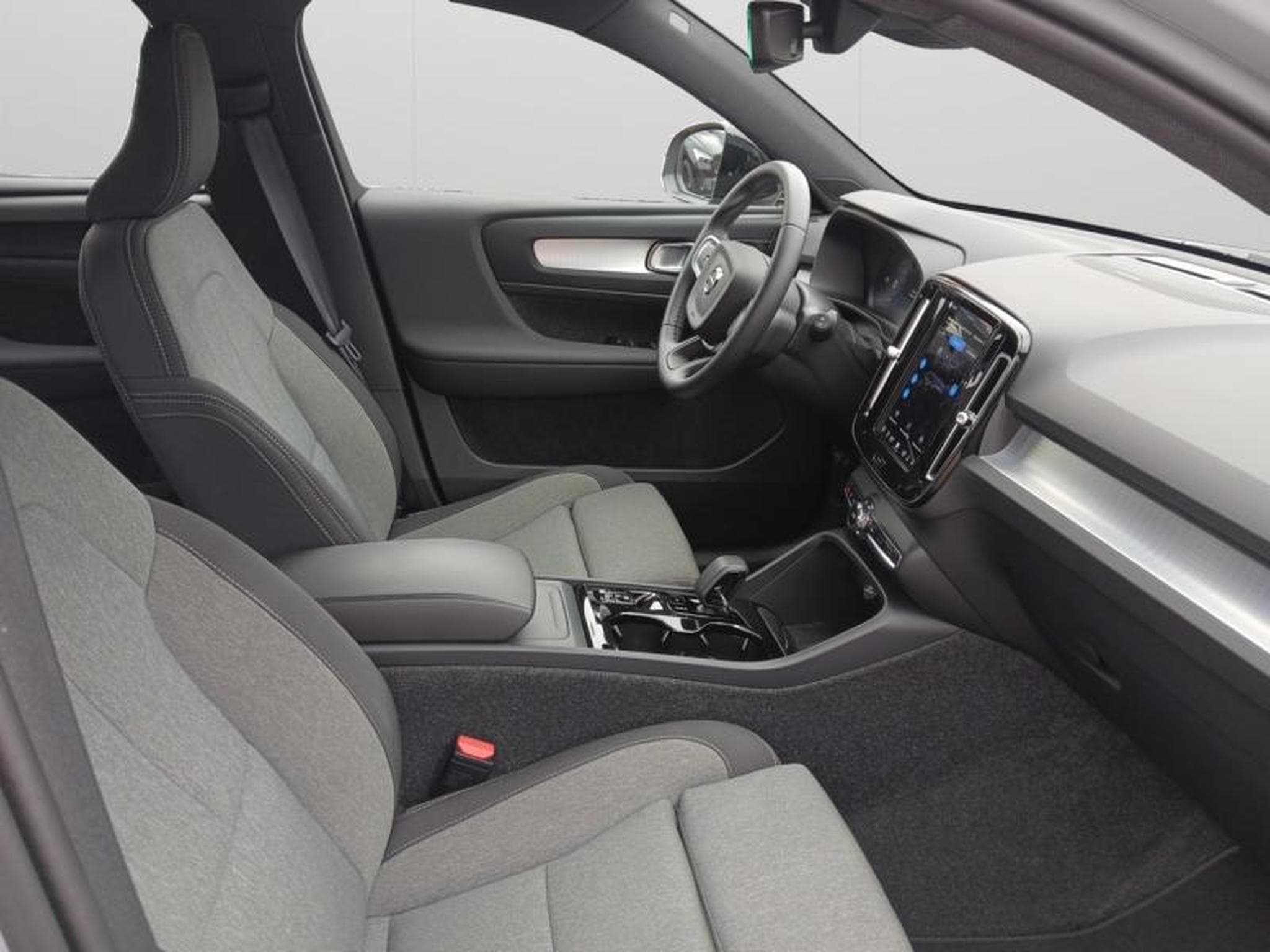 Volvo XC40 Plus Dark B3 Mild Hybrid (2025) - Photo 15