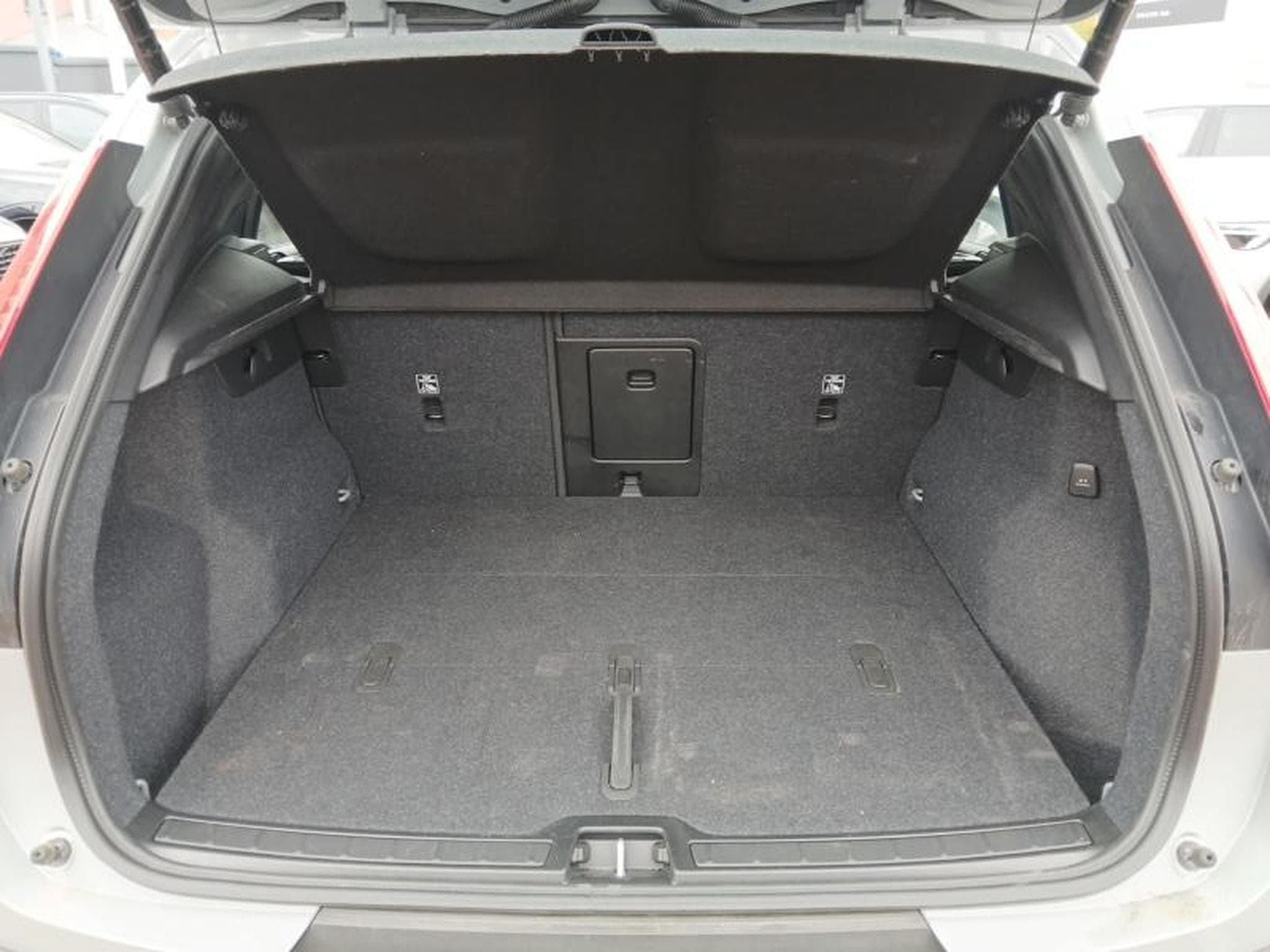 Volvo XC40 Plus Dark B3 Mild Hybrid (2025) - Photo 19