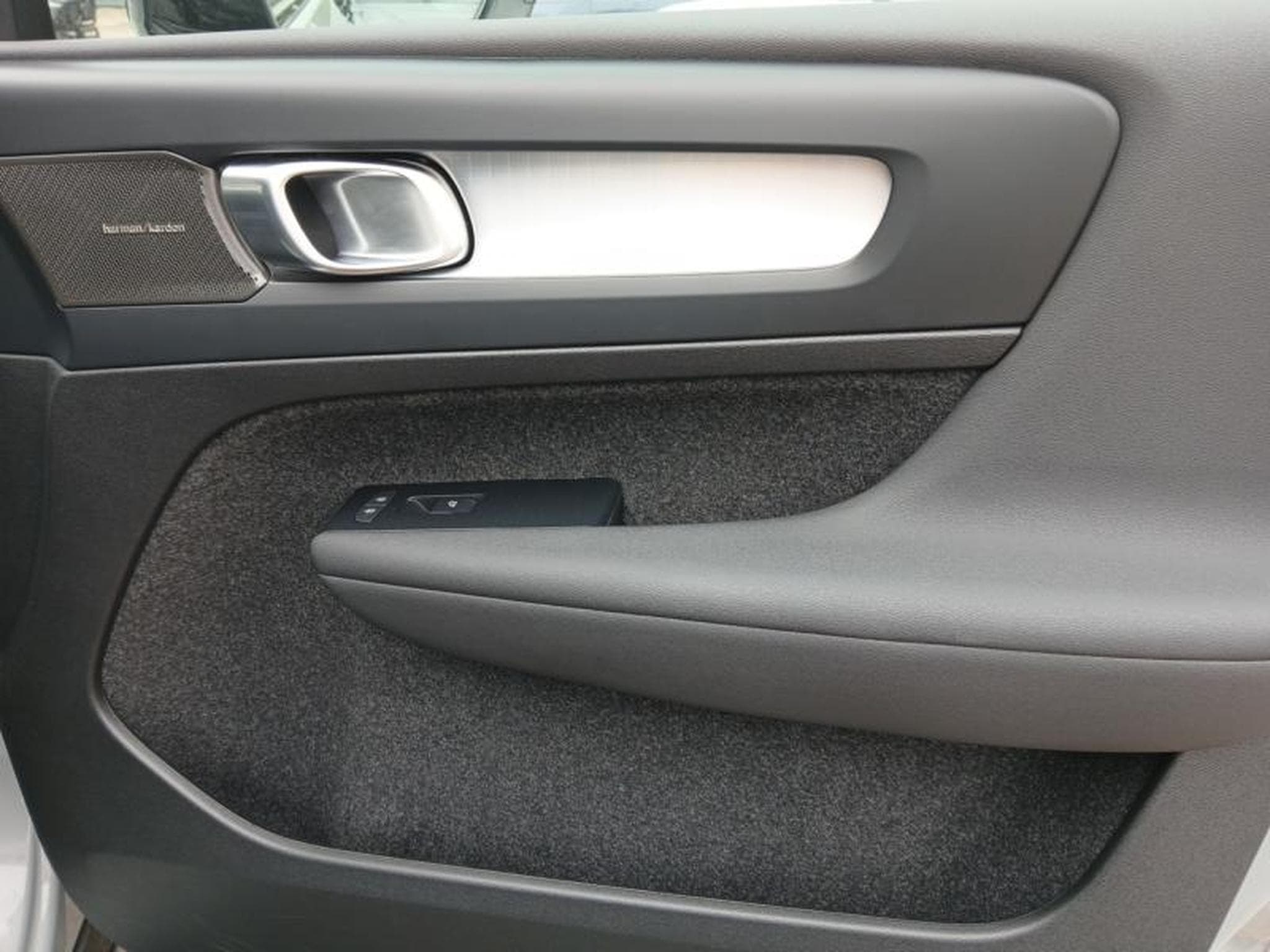 Volvo XC40 Plus Dark B3 Mild Hybrid (2025) - Photo 21