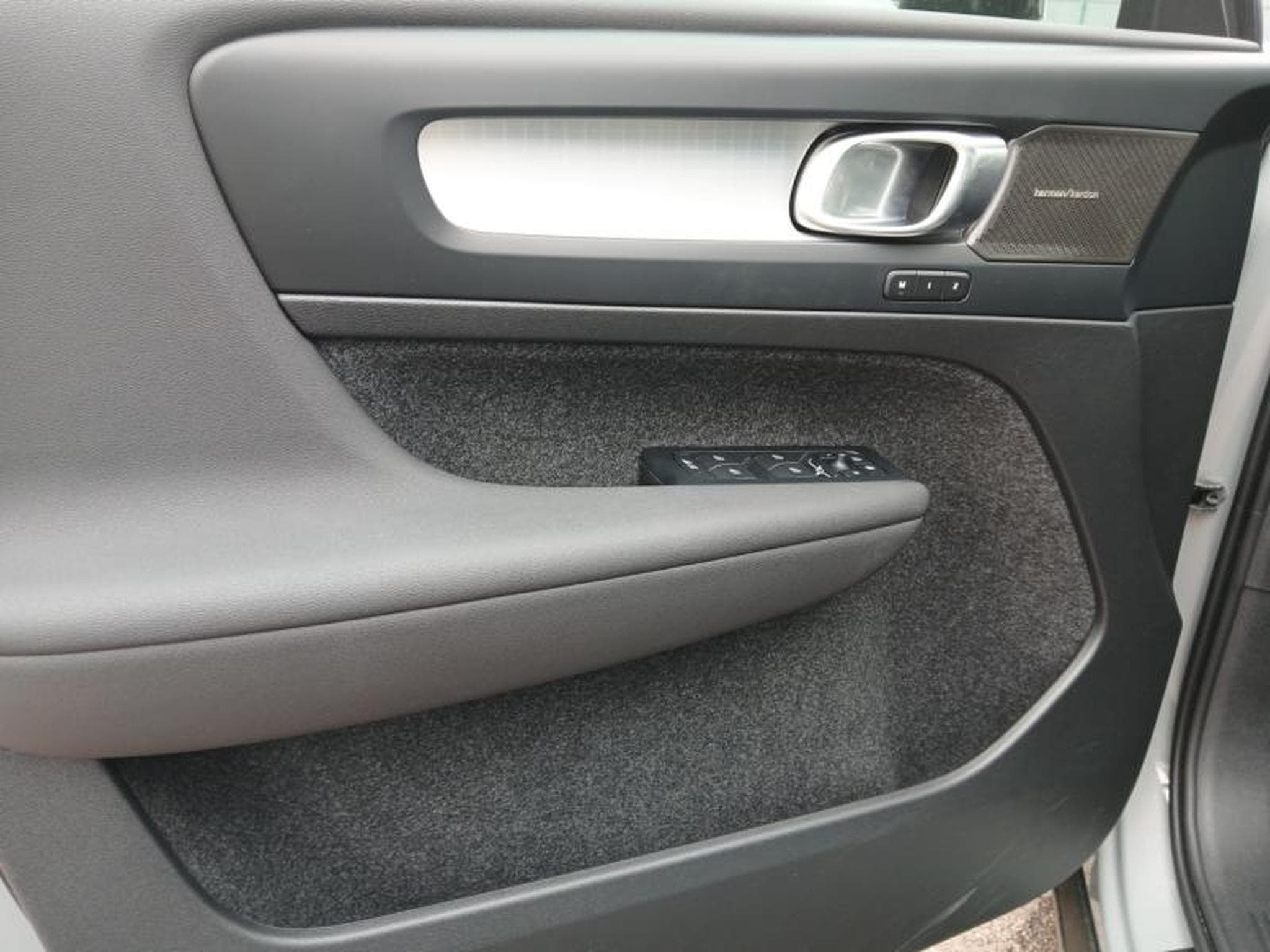 Volvo XC40 Plus Dark B3 Mild Hybrid (2025) - Photo 20