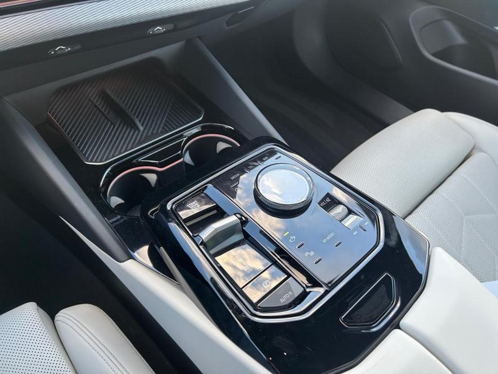 BMW Série 5 550e xDrive Berline Kit M Sport (2024) - Photo 11