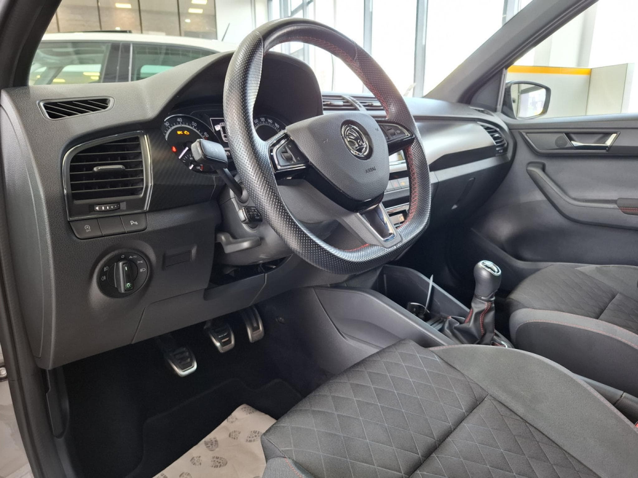 Skoda Fabia 1.0 TSI  MONTE CARLO, LED, CAMERA, PANORAMIQUE, ALU 17'',NAV (2019) - Foto 6