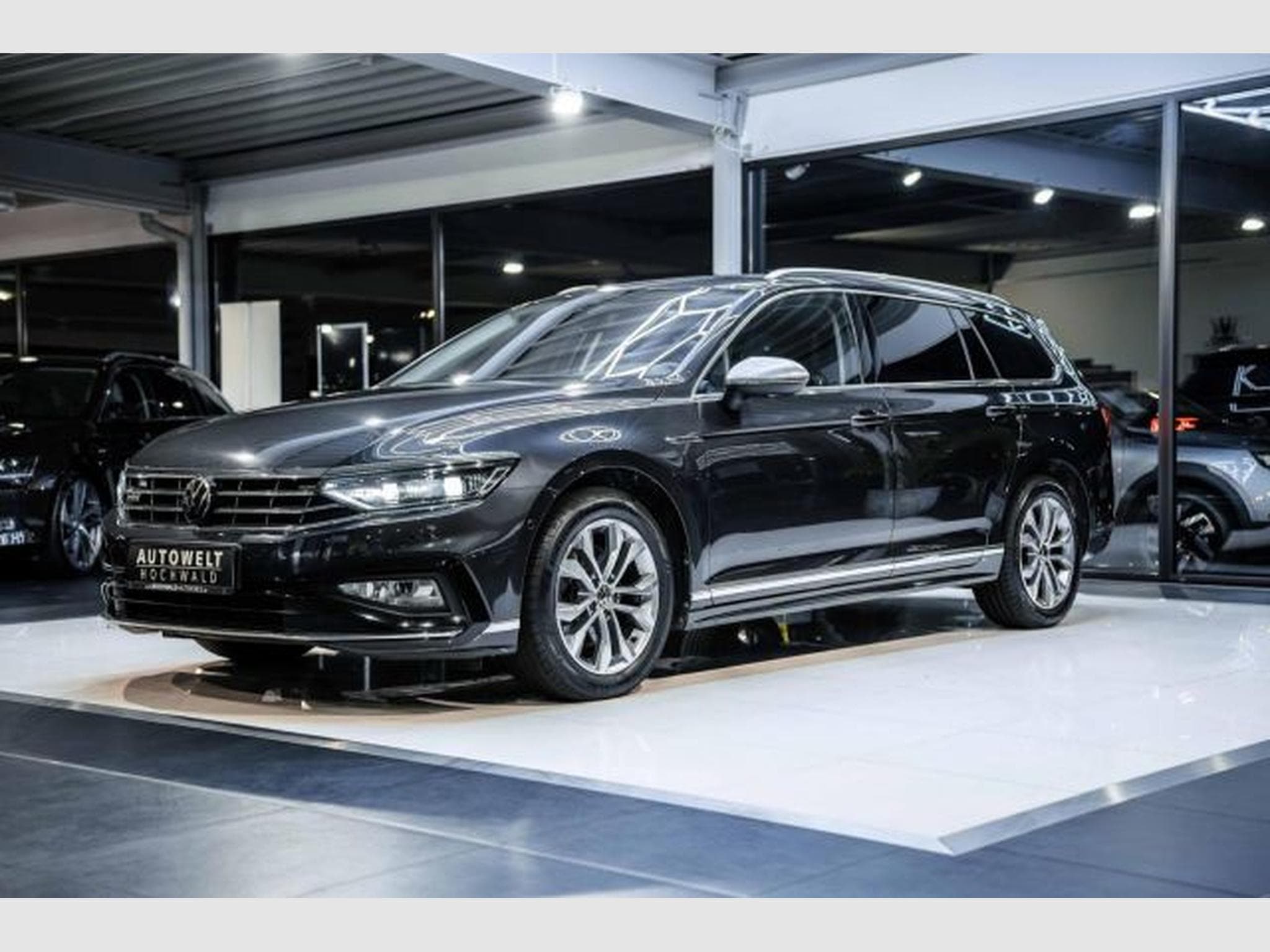 VW Passat Passat Variant 2.0 TDI DSG Eleg. R-Line LED AHK (2023) - Foto 4