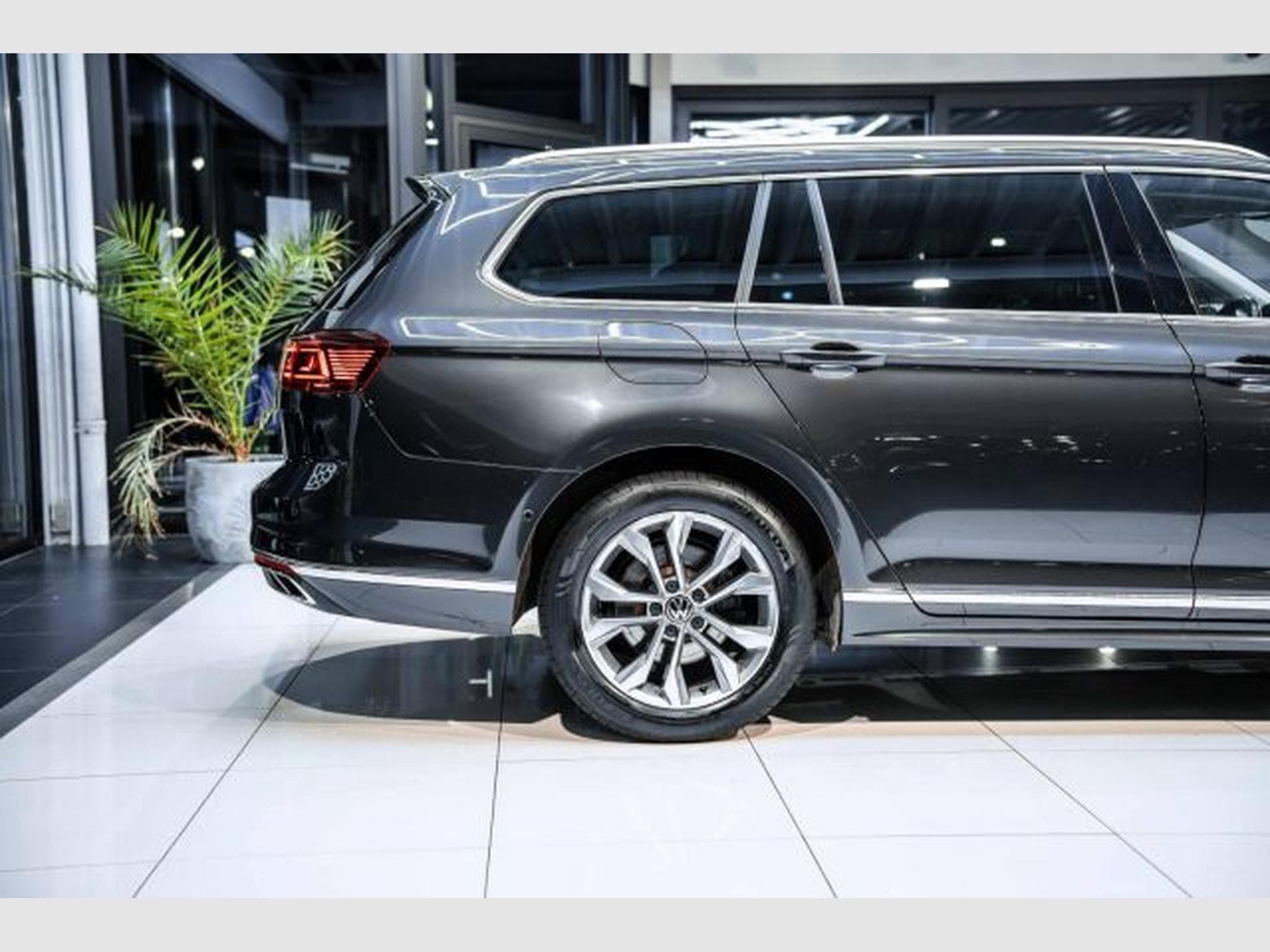 VW Passat Passat Variant 2.0 TDI DSG Eleg. R-Line LED AHK (2023) - Foto 8