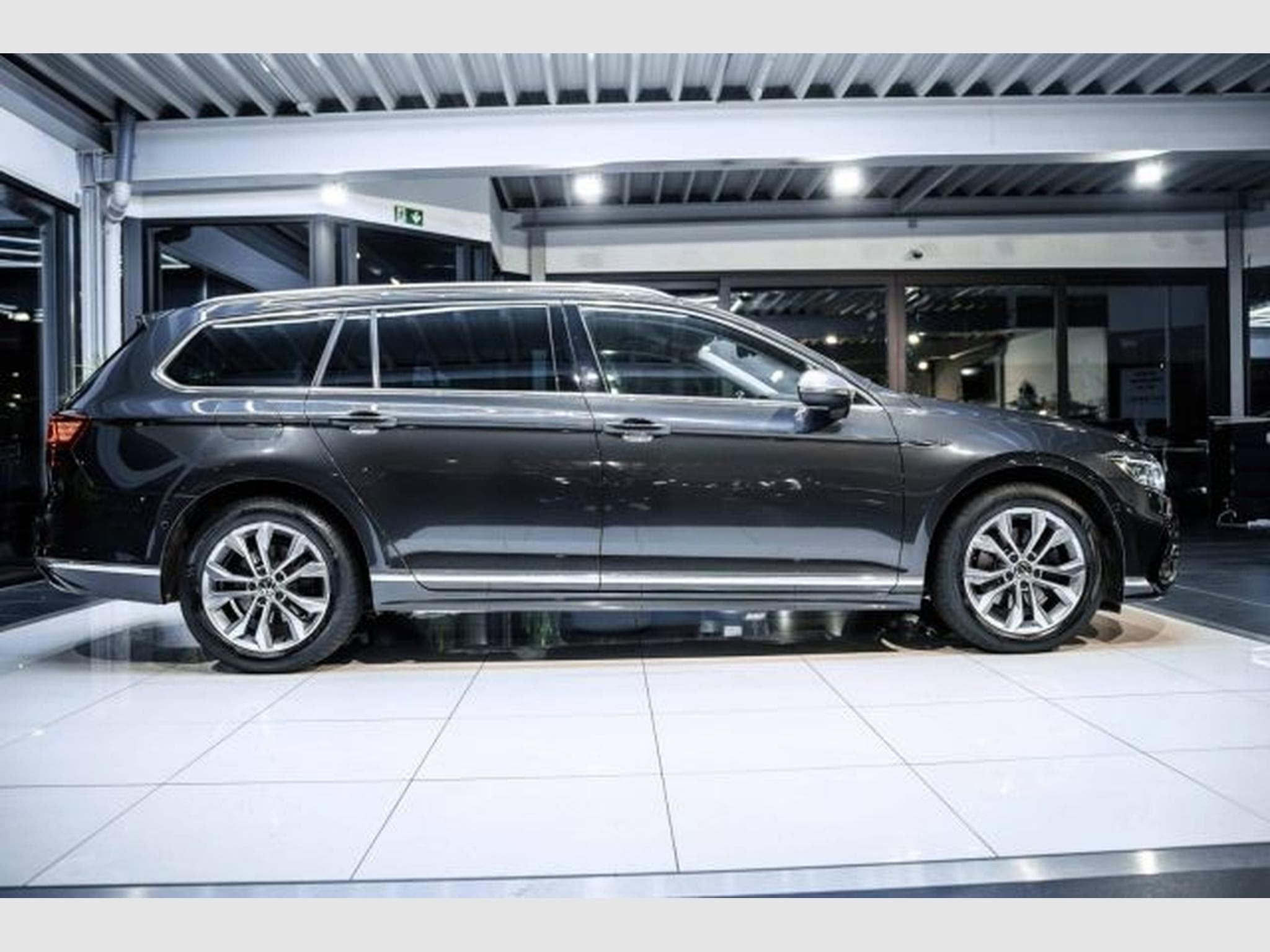 VW Passat Passat Variant 2.0 TDI DSG Eleg. R-Line LED AHK (2023) - Foto 7