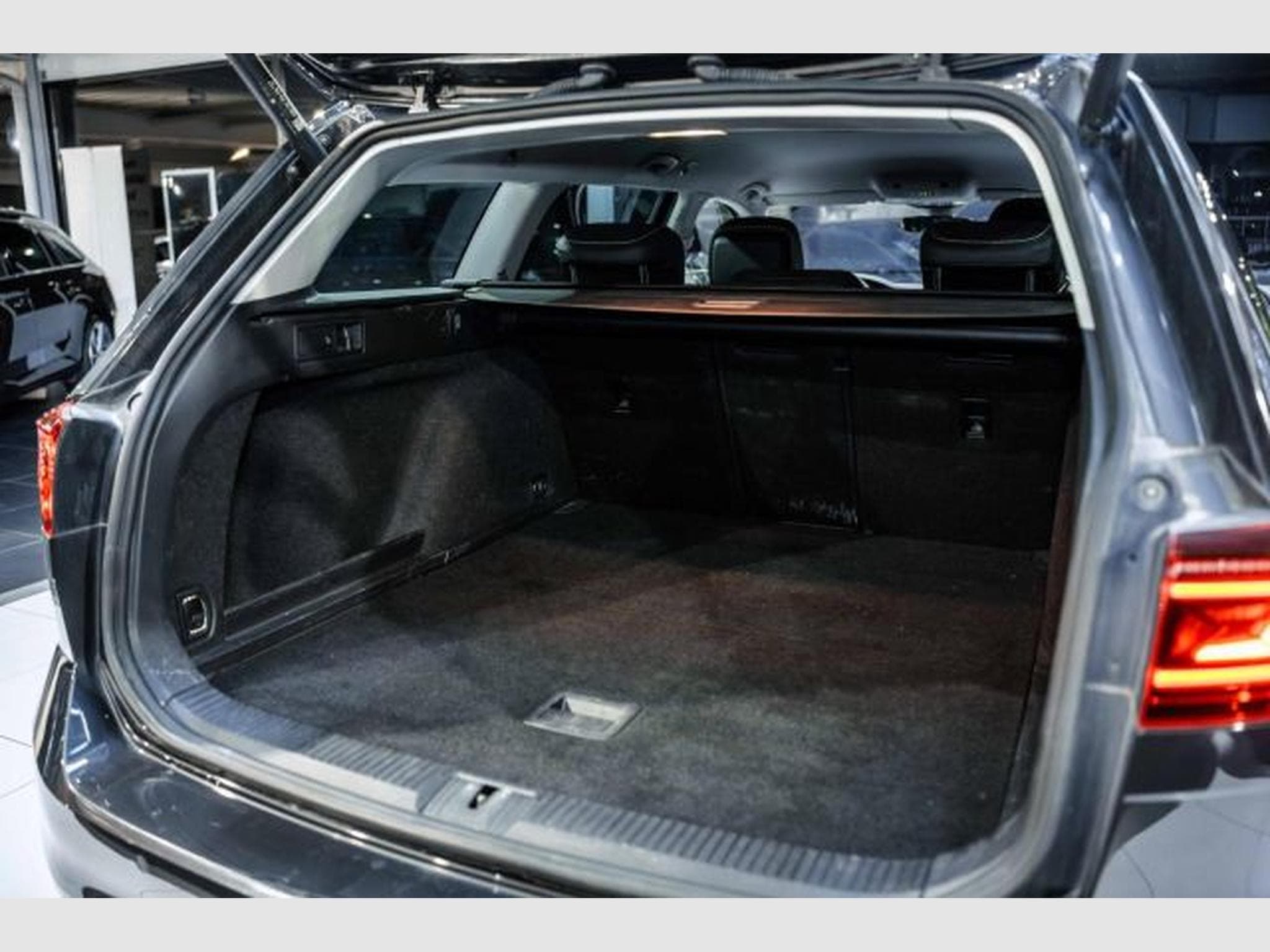 VW Passat Passat Variant 2.0 TDI DSG Eleg. R-Line LED AHK (2023) - Foto 15