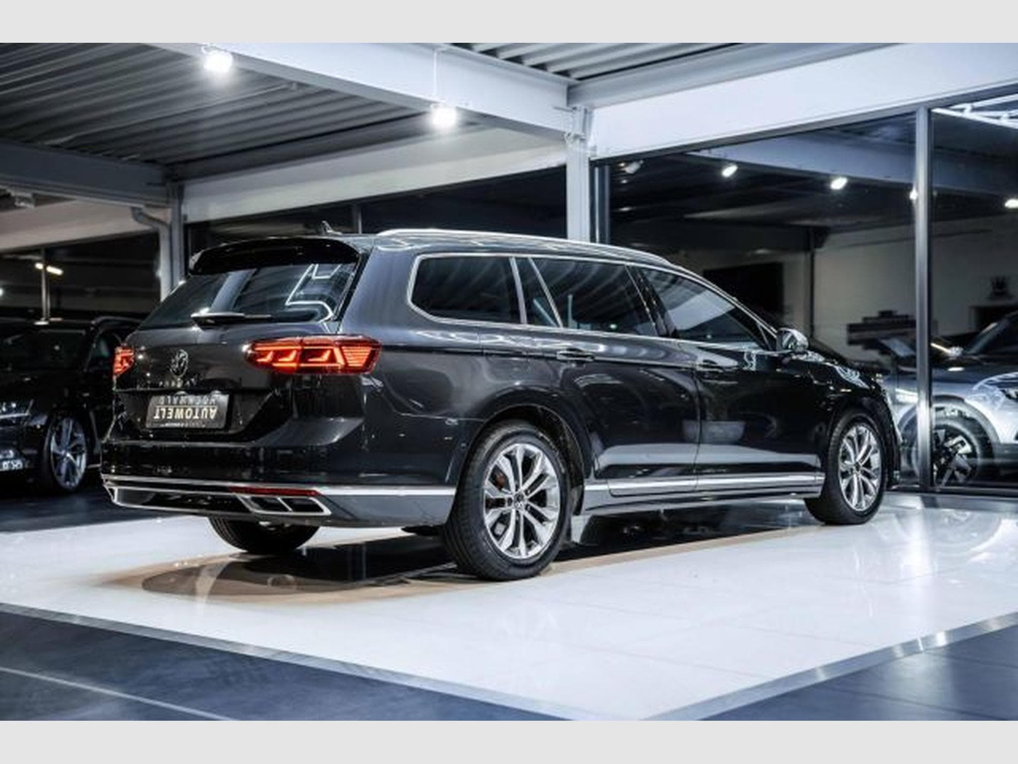 VW Passat Passat Variant 2.0 TDI DSG Eleg. R-Line LED AHK (2023) - Foto 14