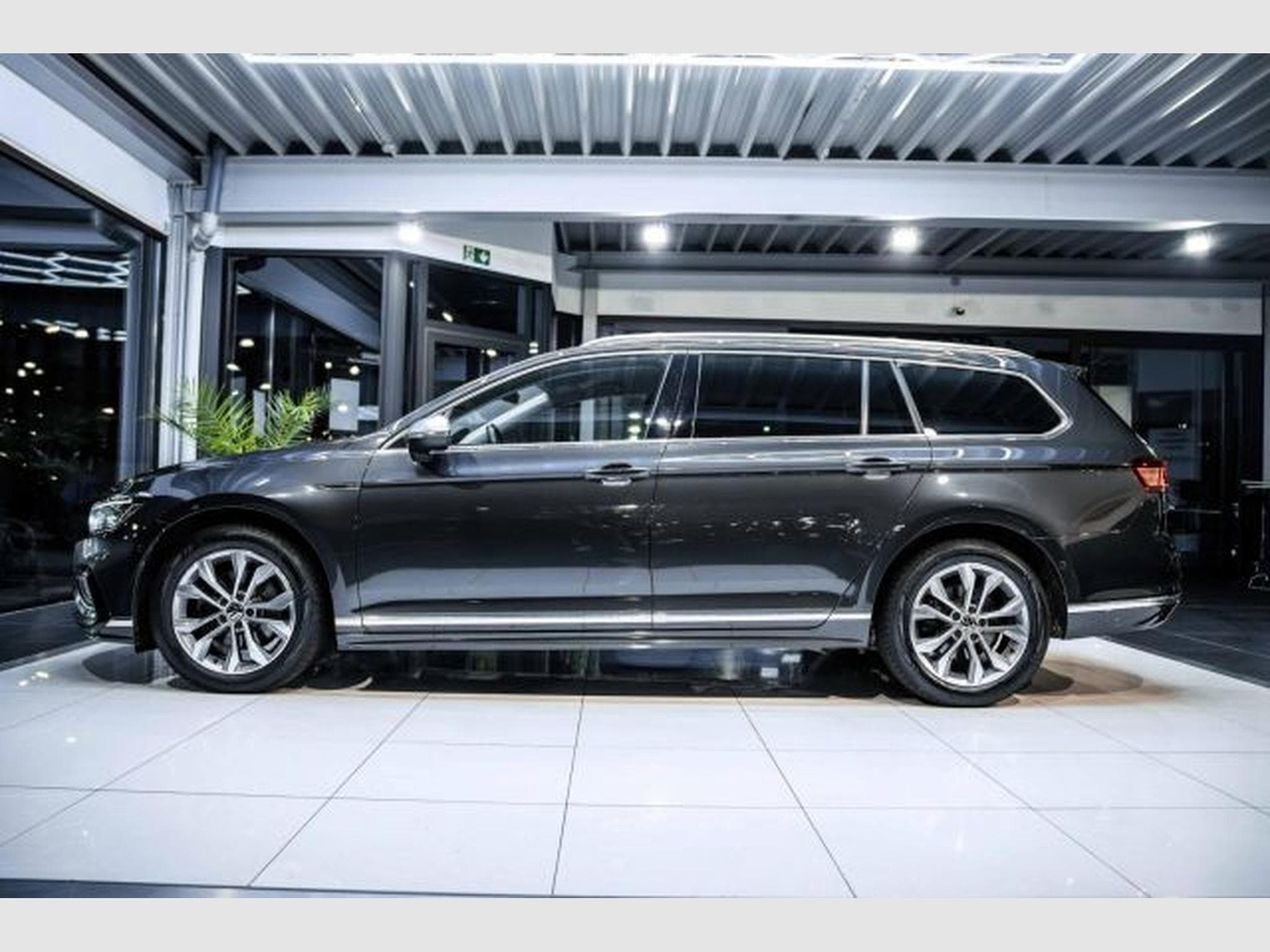 VW Passat Passat Variant 2.0 TDI DSG Eleg. R-Line LED AHK (2023) - Foto 11