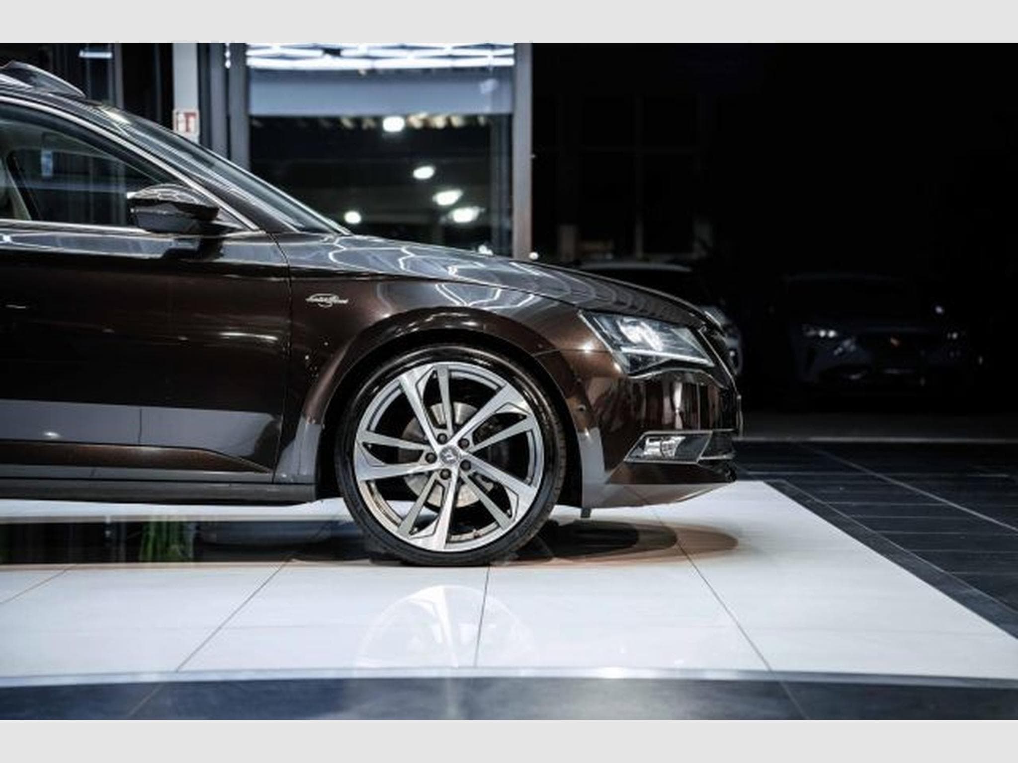 Skoda Superb Superb 2.0 TDI DSG L&amp;K 4x4 RFK AHK STAHZ PANO (2016) - Foto 9