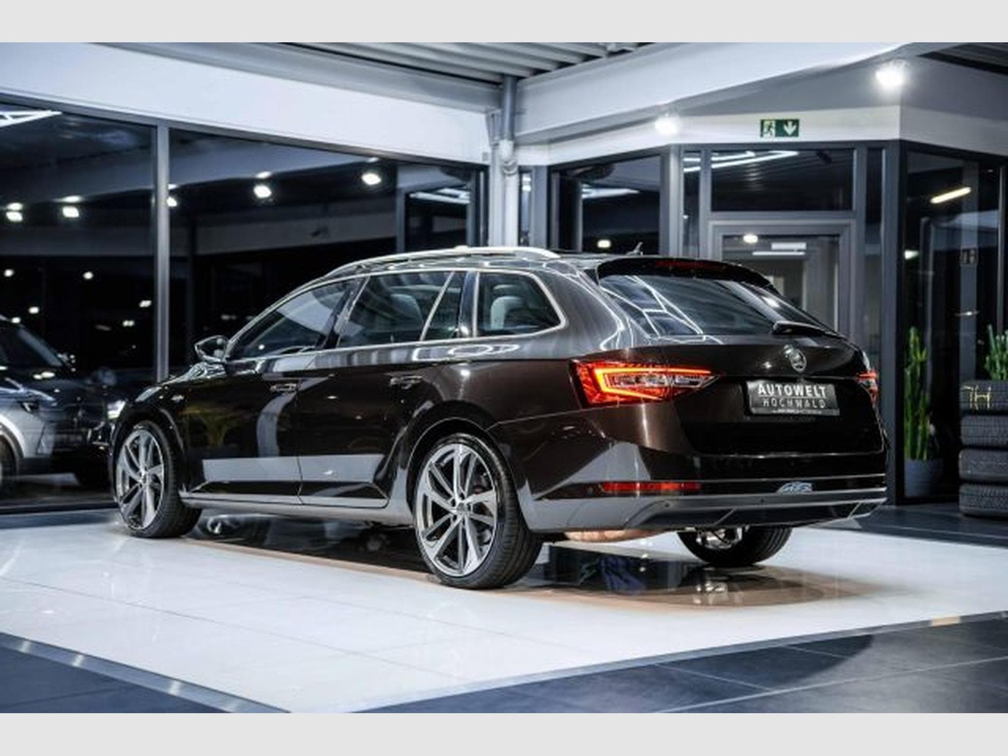 Skoda Superb Superb 2.0 TDI DSG L&amp;K 4x4 RFK AHK STAHZ PANO (2016) - Foto 12