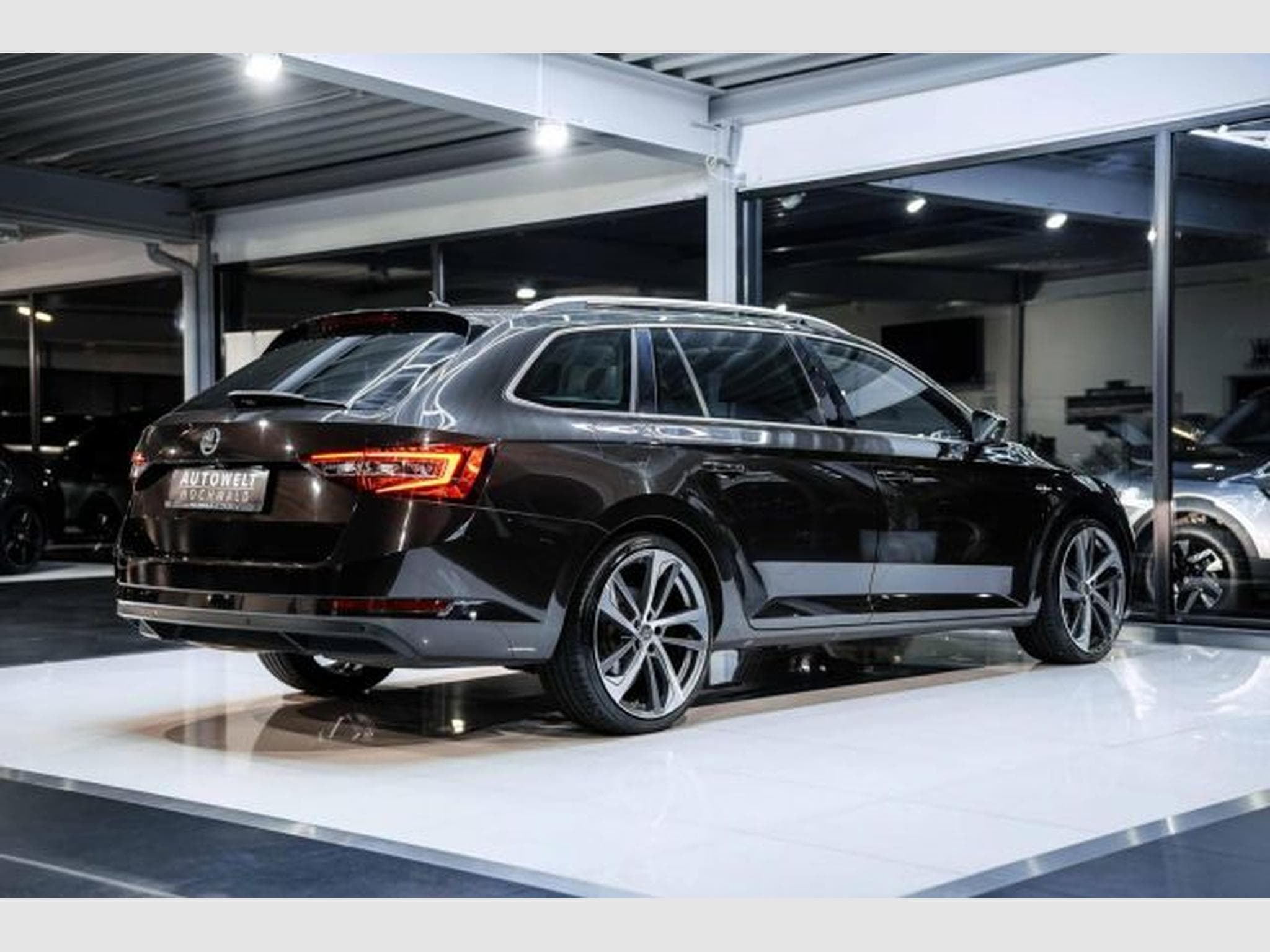 Skoda Superb Superb 2.0 TDI DSG L&amp;K 4x4 RFK AHK STAHZ PANO (2016) - Foto 14