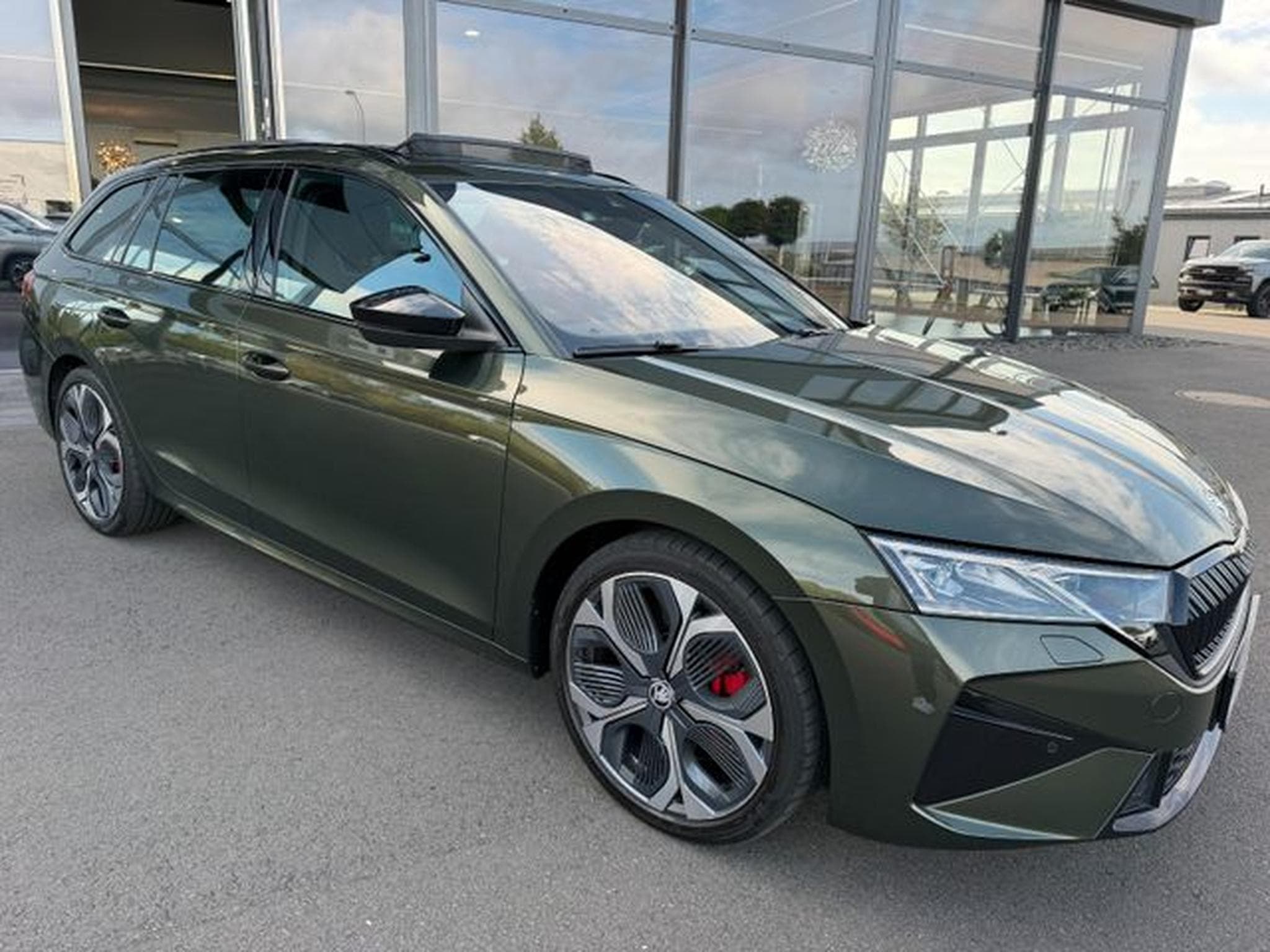 Skoda Octavia Octavia Kombi 2.0TSI RS Facelift Pano AHK 19"ACC (2025) - Foto 4