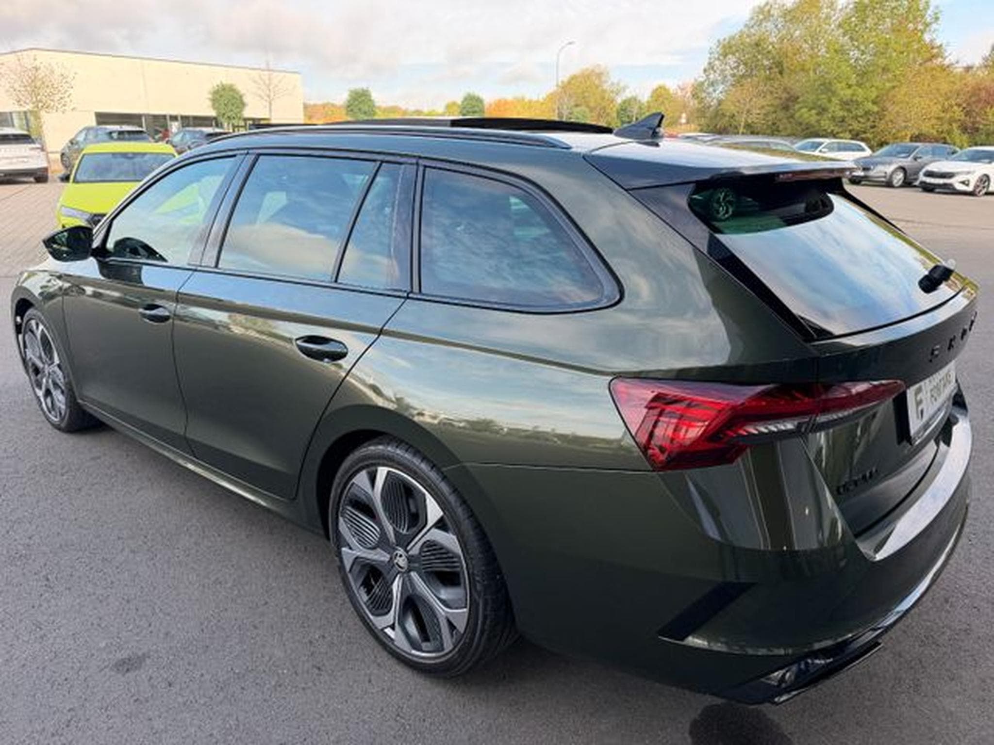 Skoda Octavia Octavia Kombi 2.0TSI RS Facelift Pano AHK 19"ACC (2025) - Foto 8