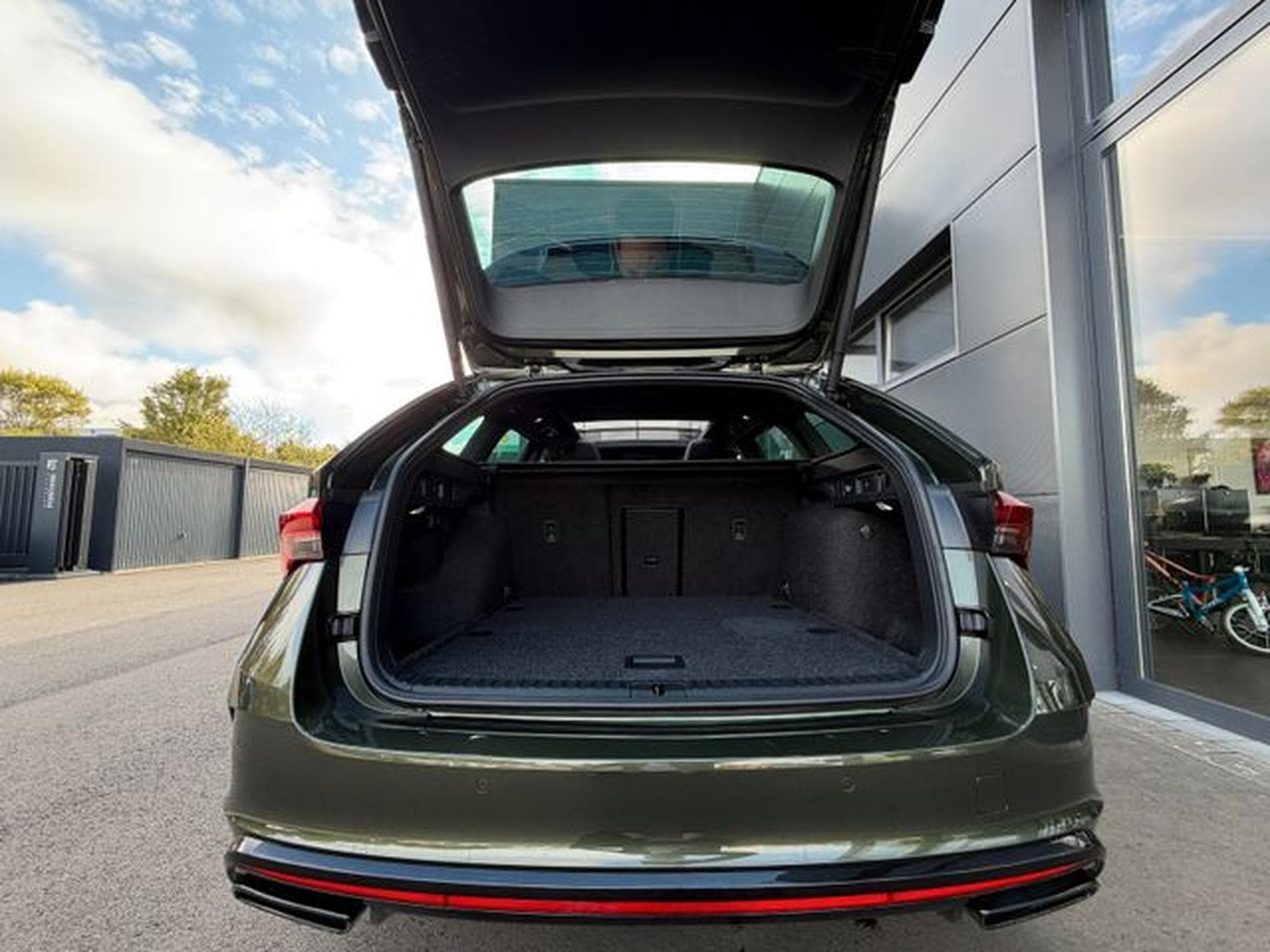 Skoda Octavia Octavia Kombi 2.0TSI RS Facelift Pano AHK 19"ACC (2025) - Foto 14