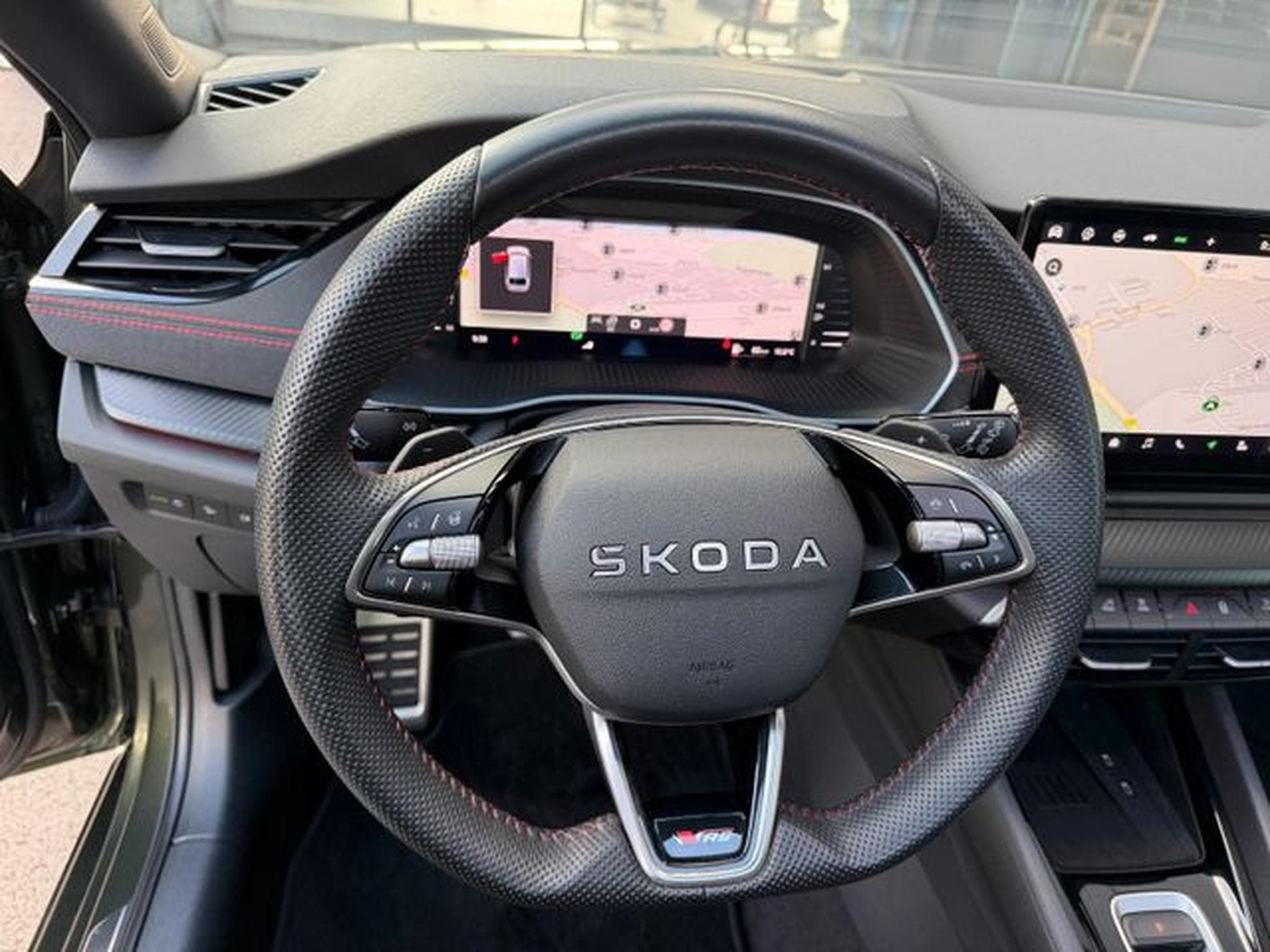 Skoda Octavia Octavia Kombi 2.0TSI RS Facelift Pano AHK 19"ACC (2025) - Foto 12