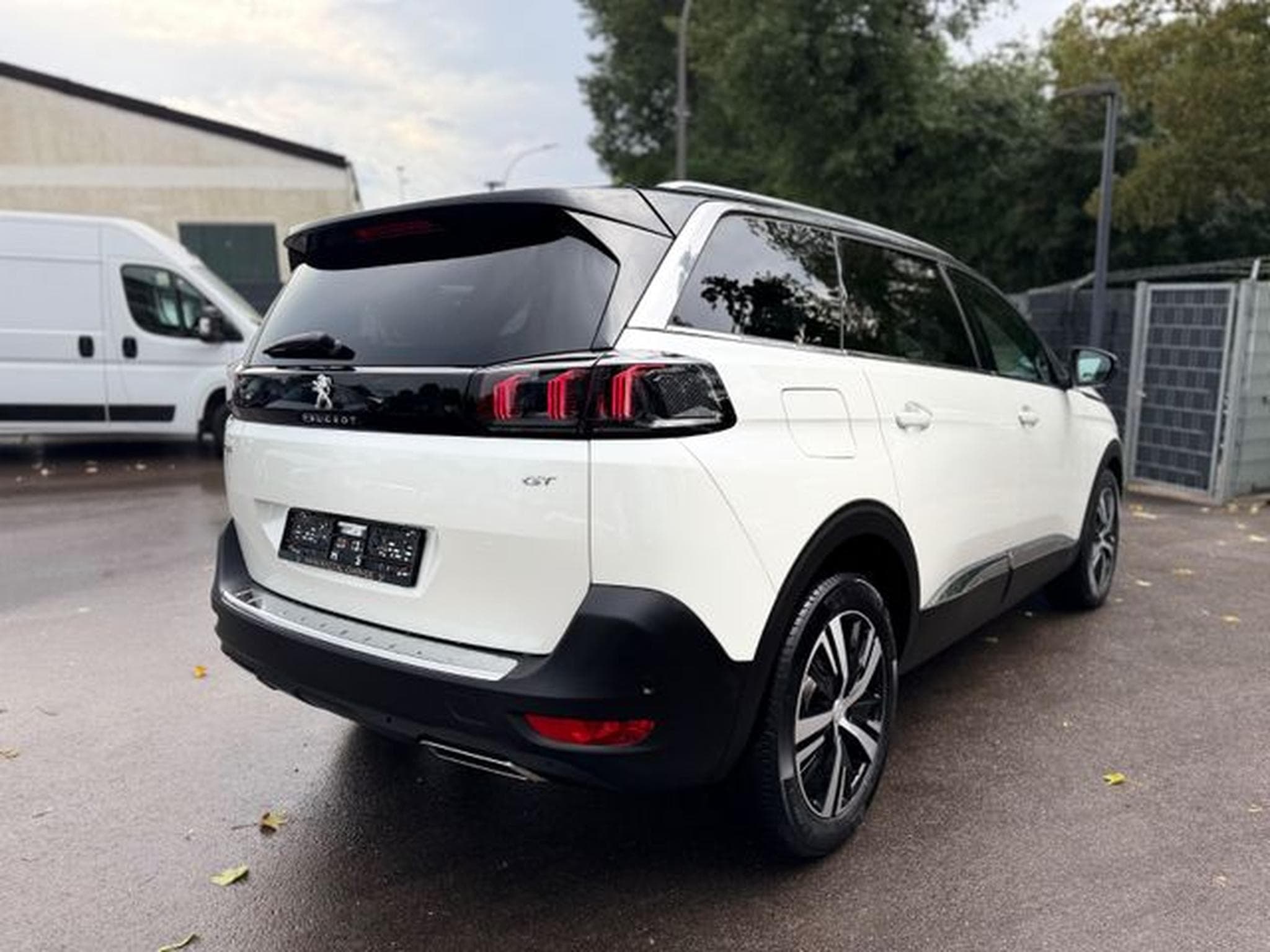 Peugeot 5008 5008 GT *AUT*7 SITZE*PANO*LED*TEILLEDER*KAM*NAVI (2024) - Photo 6