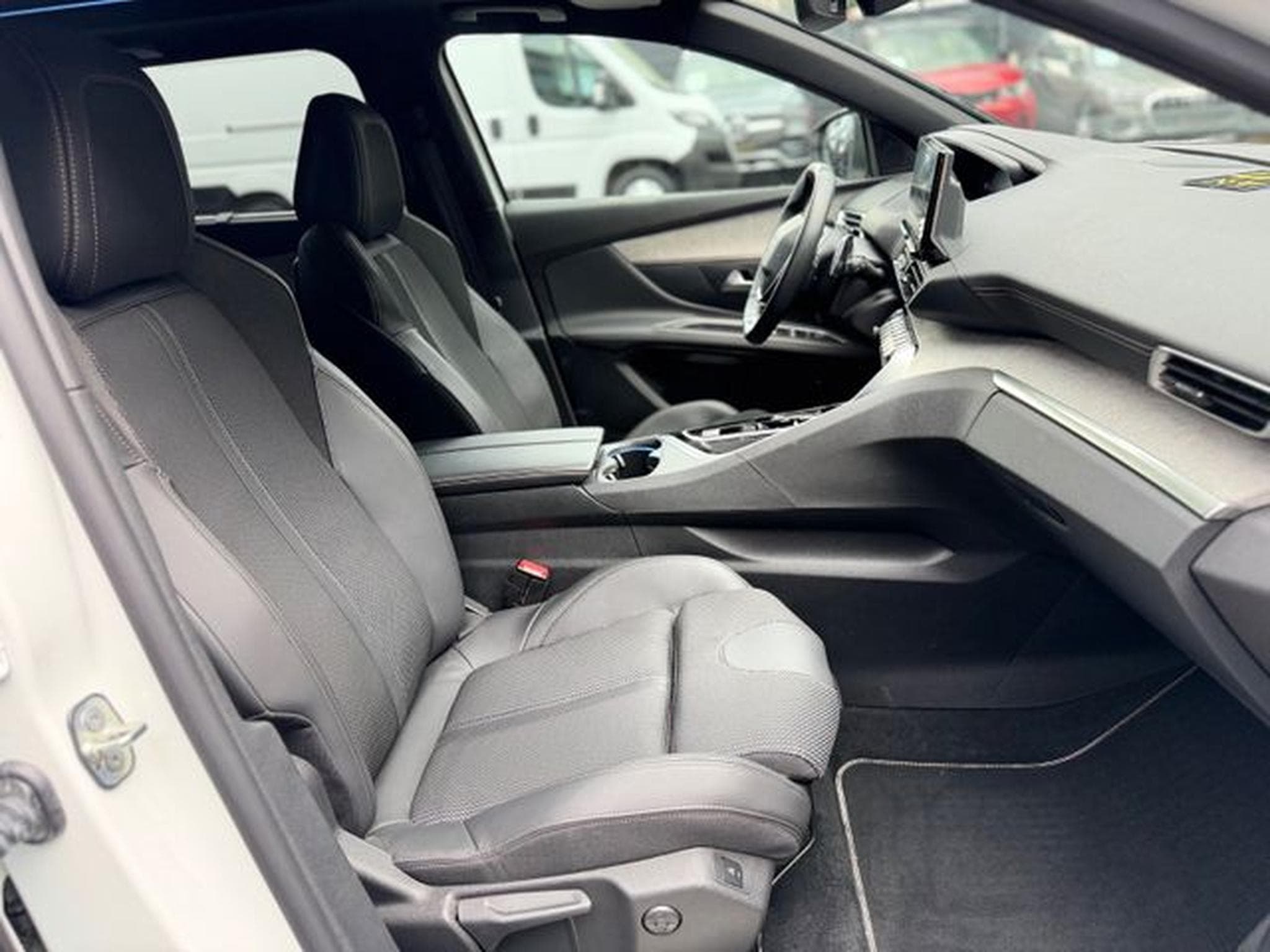 Peugeot 5008 5008 GT *AUT*7 SITZE*PANO*LED*TEILLEDER*KAM*NAVI (2024) - Photo 15
