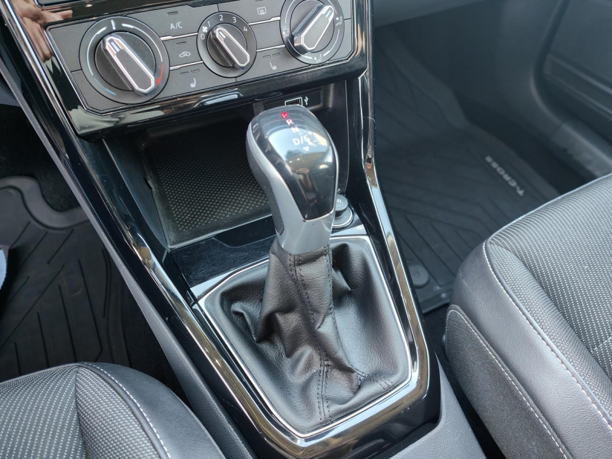 VW T-Cross 1.0 TSI DSG CLIM SIEGES CHAUFF BLUETOOTH (2019) - Photo 13