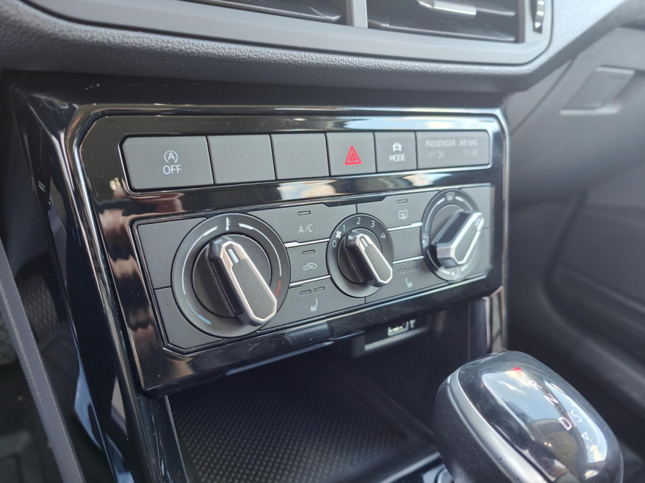 VW T-Cross 1.0 TSI DSG CLIM SIEGES CHAUFF BLUETOOTH (2019) - Photo 14