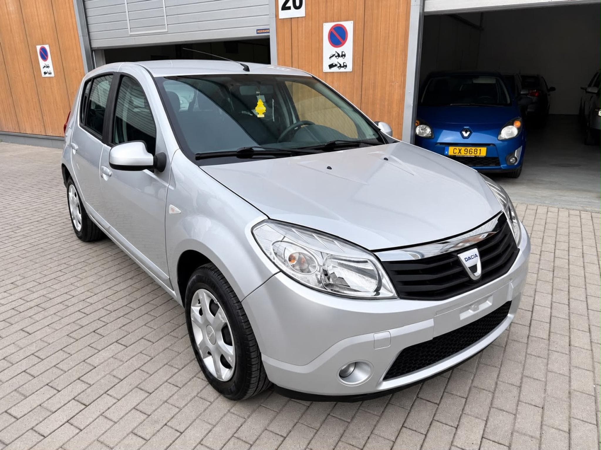 Dacia Sandero 1.5 dCi Laureate (2011) - Photo 2