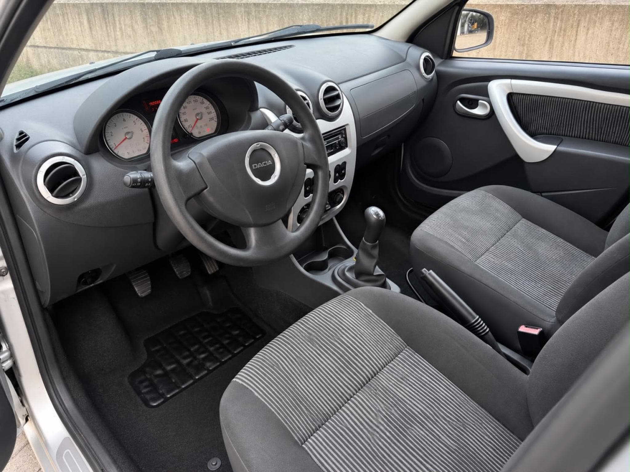 Dacia Sandero 1.5 dCi Laureate (2011) - Photo 5