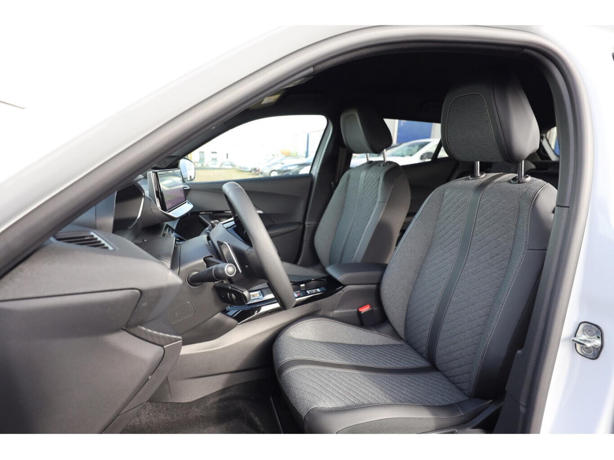 Peugeot 2008 1.2 Hybrid e-DSC6 145 Allure (2025) - Foto 6