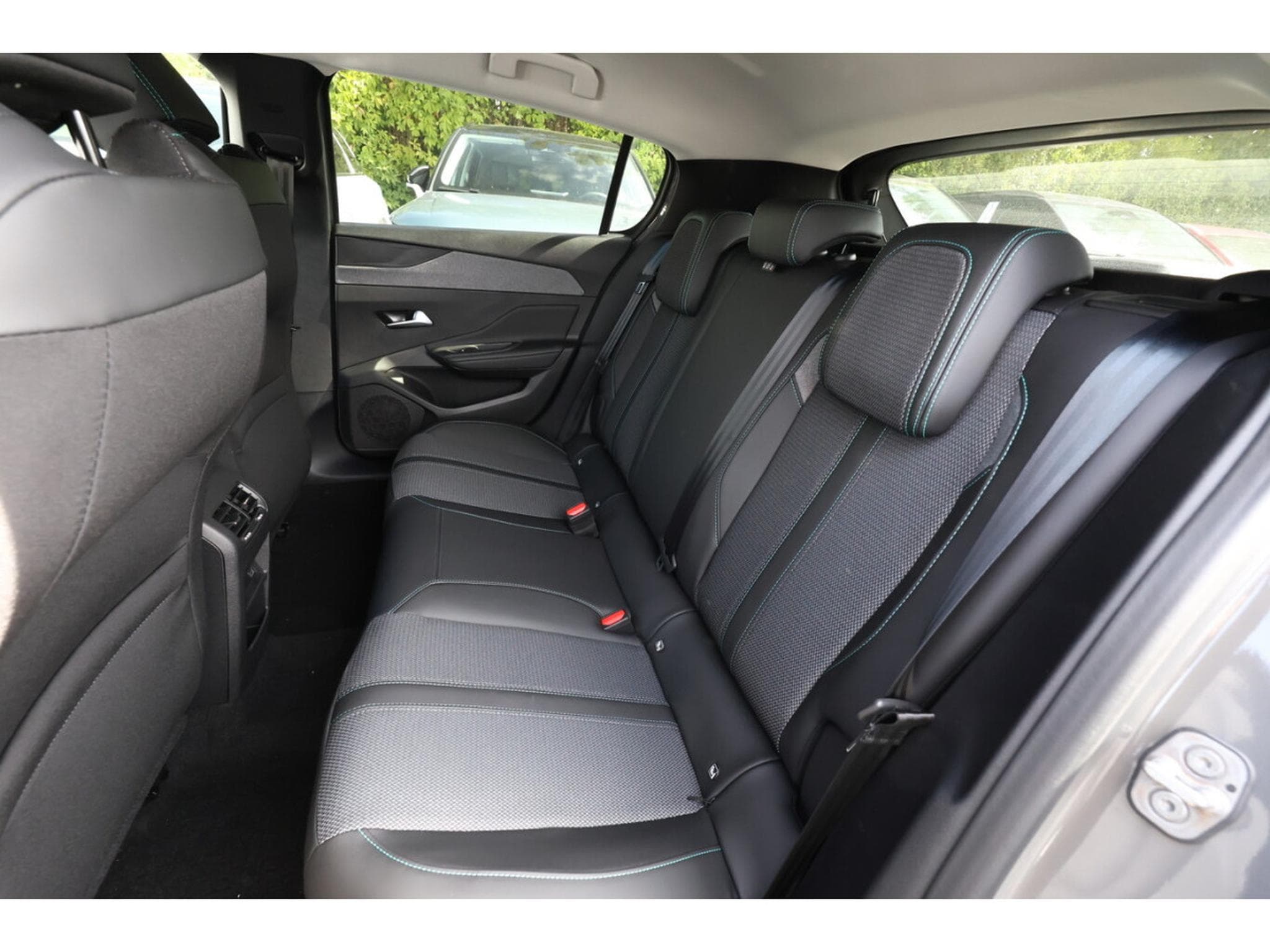 Peugeot 308 1.2  Hybrid e-DSC6 136 (2026) - Photo 8