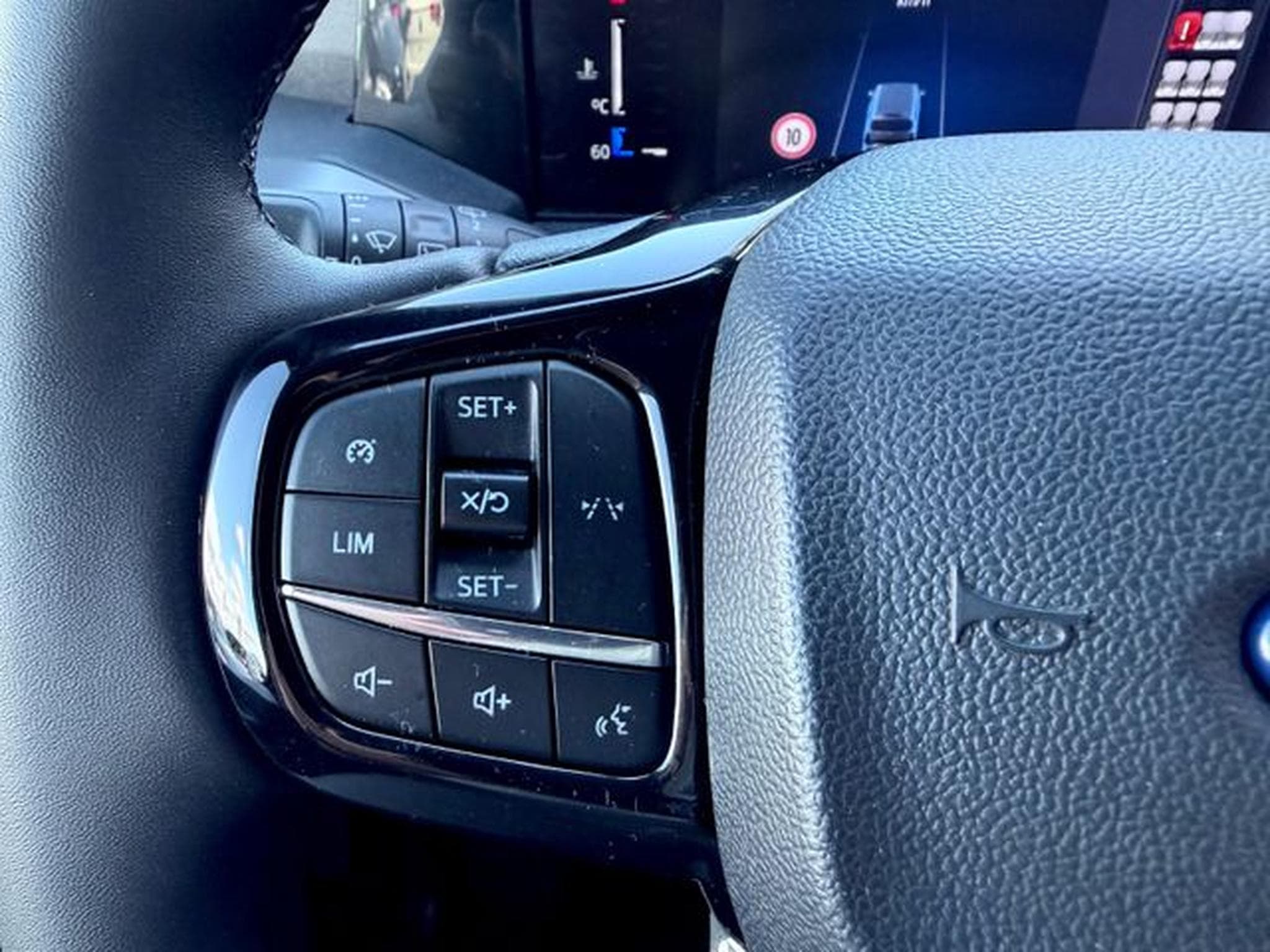 Ford Tourneo Tourneo Custom 2.0d EcoBlue L2 Titanium 9.Sitzer (2024) - Foto 17