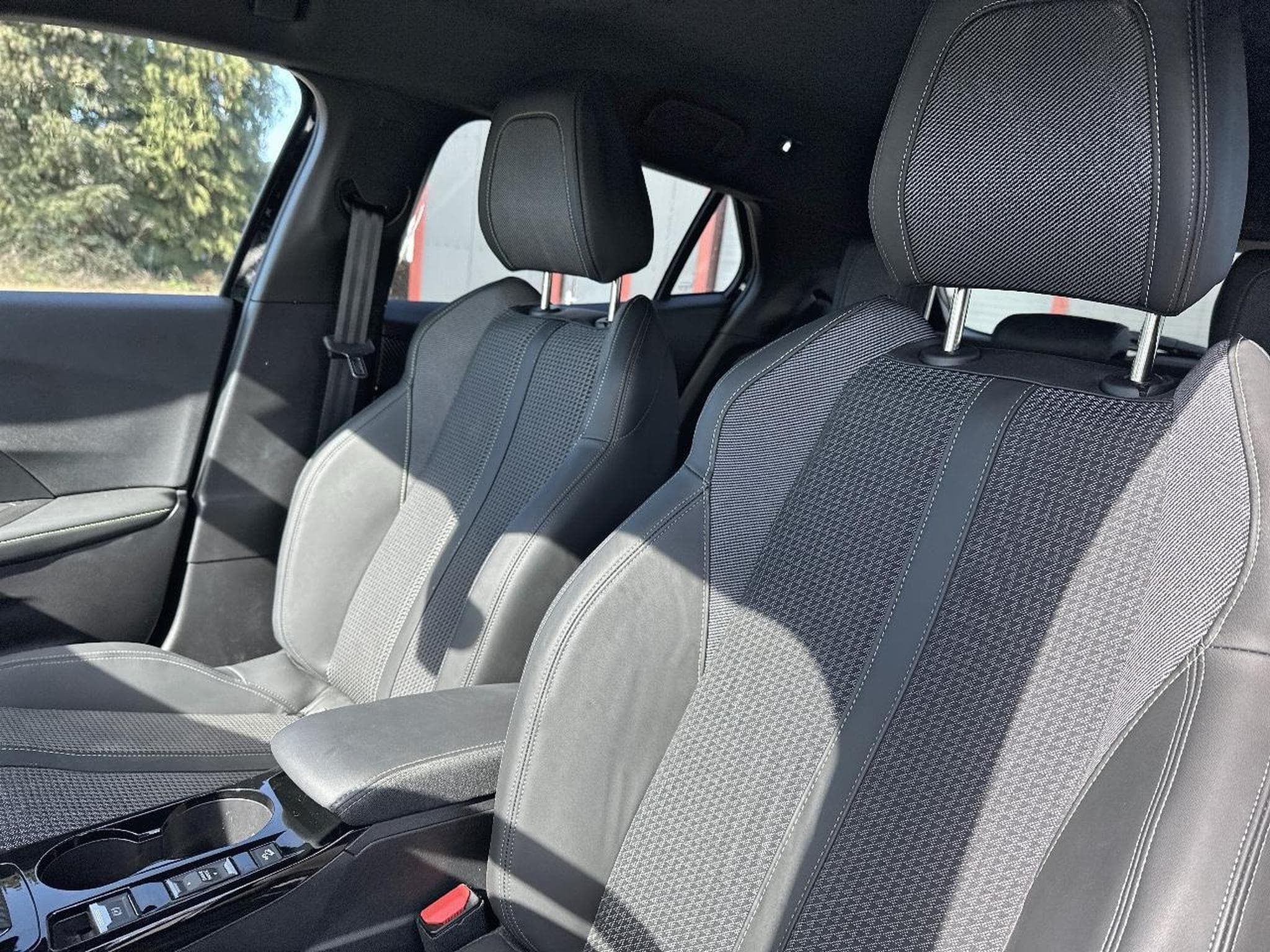 Peugeot 2008 1.5 BLUEHDI 130 GT EAT8 (2023) - Photo 13