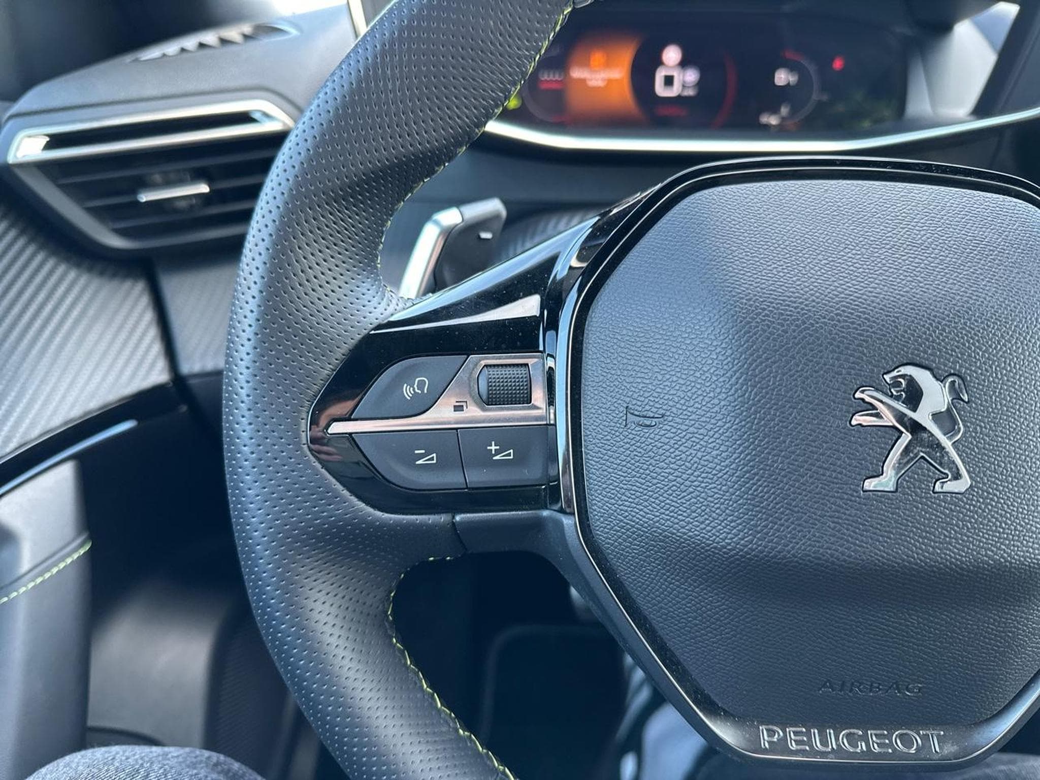 Peugeot 2008 1.5 BLUEHDI 130 GT EAT8 (2023) - Photo 14