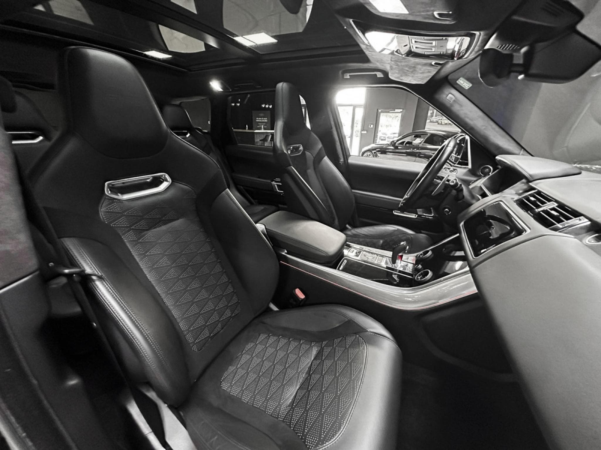 Land-Rover Range Rover Sport 5.0 V8 P575 SVR - full service (2020) - Photo 14