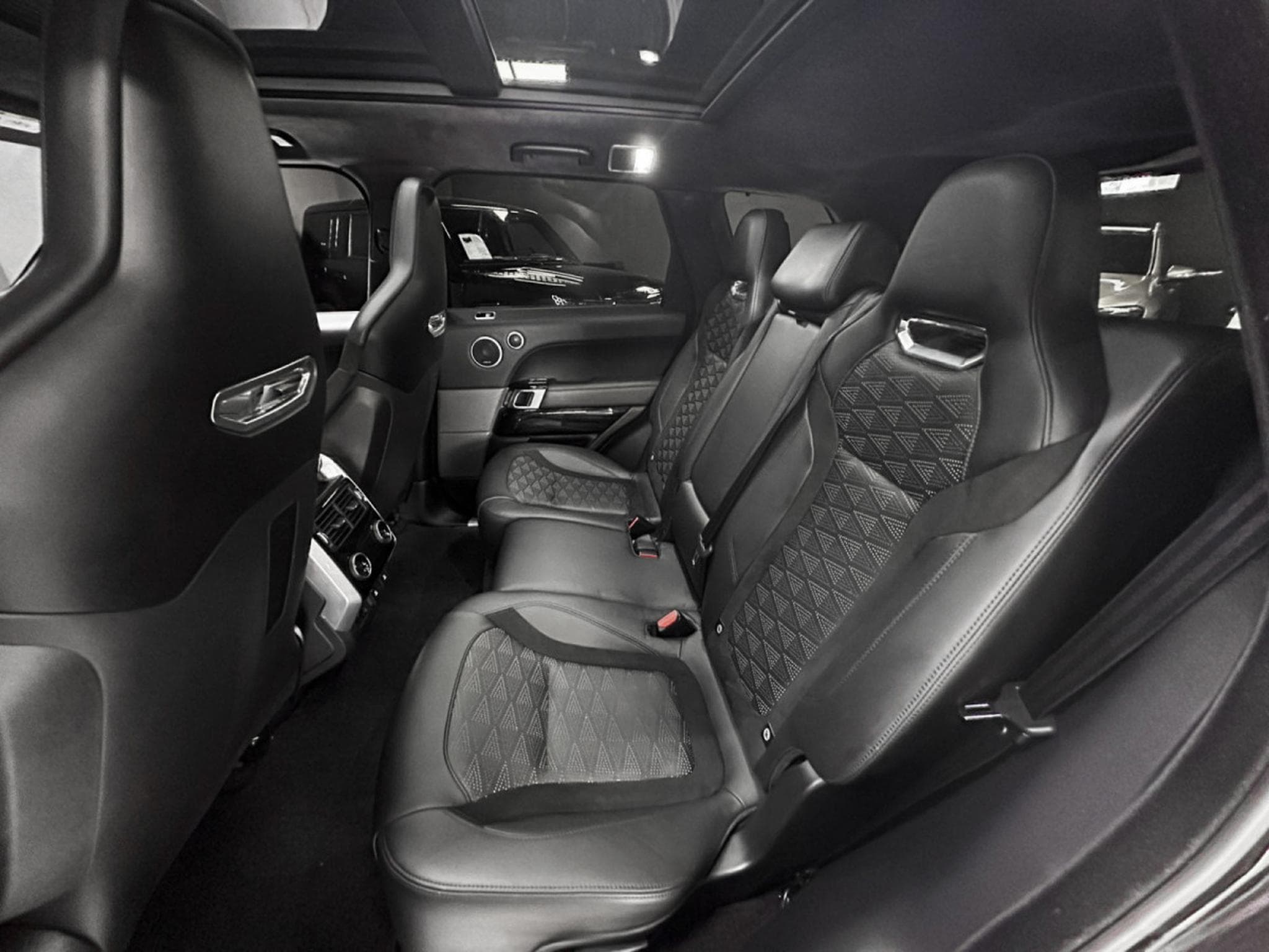 Land-Rover Range Rover Sport 5.0 V8 P575 SVR - full service (2020) - Photo 15