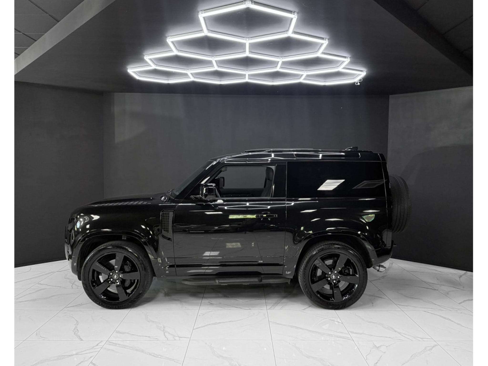 Land-Rover Defender 90 AWD V8 WARRANTY 12/2029 (2024) - Photo 2