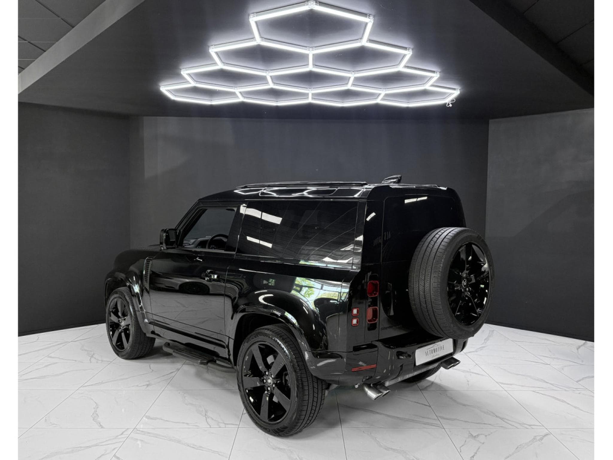 Land-Rover Defender 90 AWD V8 WARRANTY 12/2029 (2024) - Photo 3