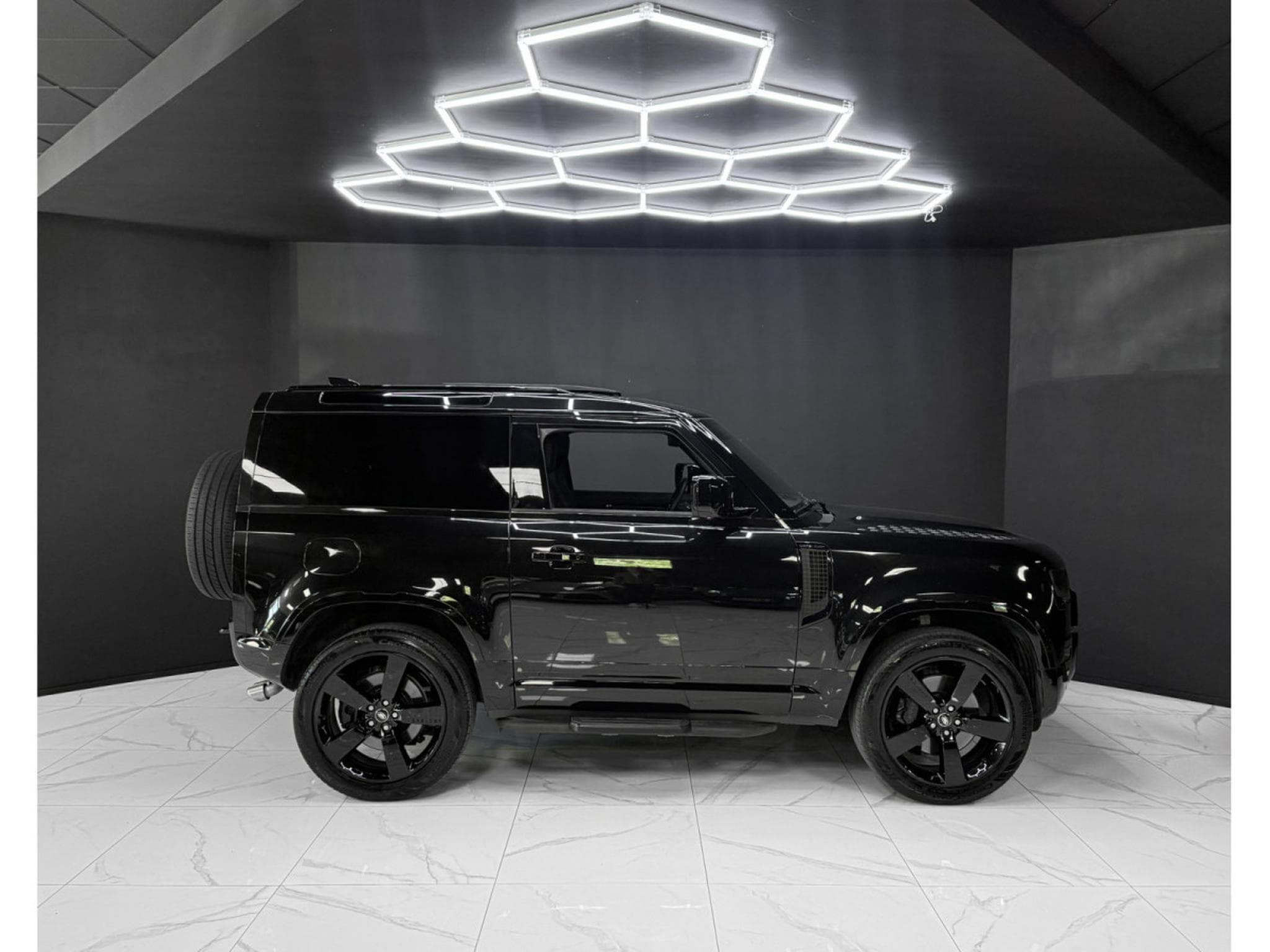 Land-Rover Defender 90 AWD V8 WARRANTY 12/2029 (2024) - Photo 6