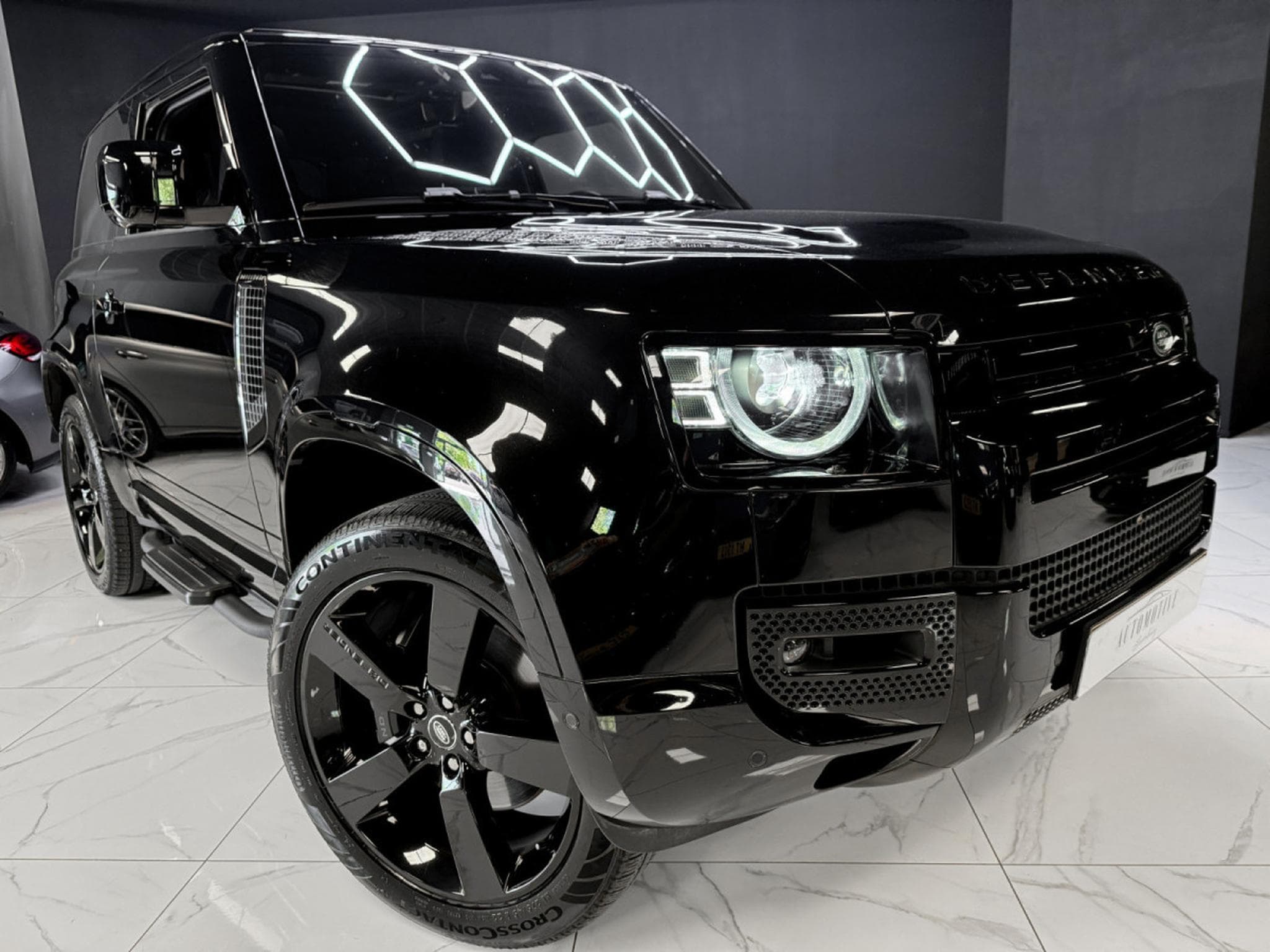 Land-Rover Defender 90 AWD V8 WARRANTY 12/2029 (2024) - Photo 10