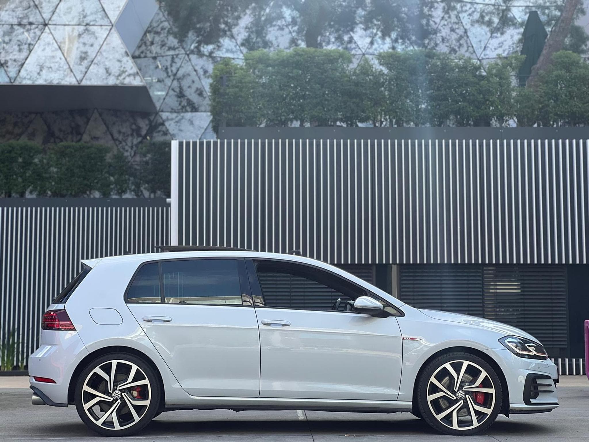 VW Golf VII GTI PERFORMANCE / AUTOMATIQUE / TOIT OUVRANT / (2019) - Photo 7