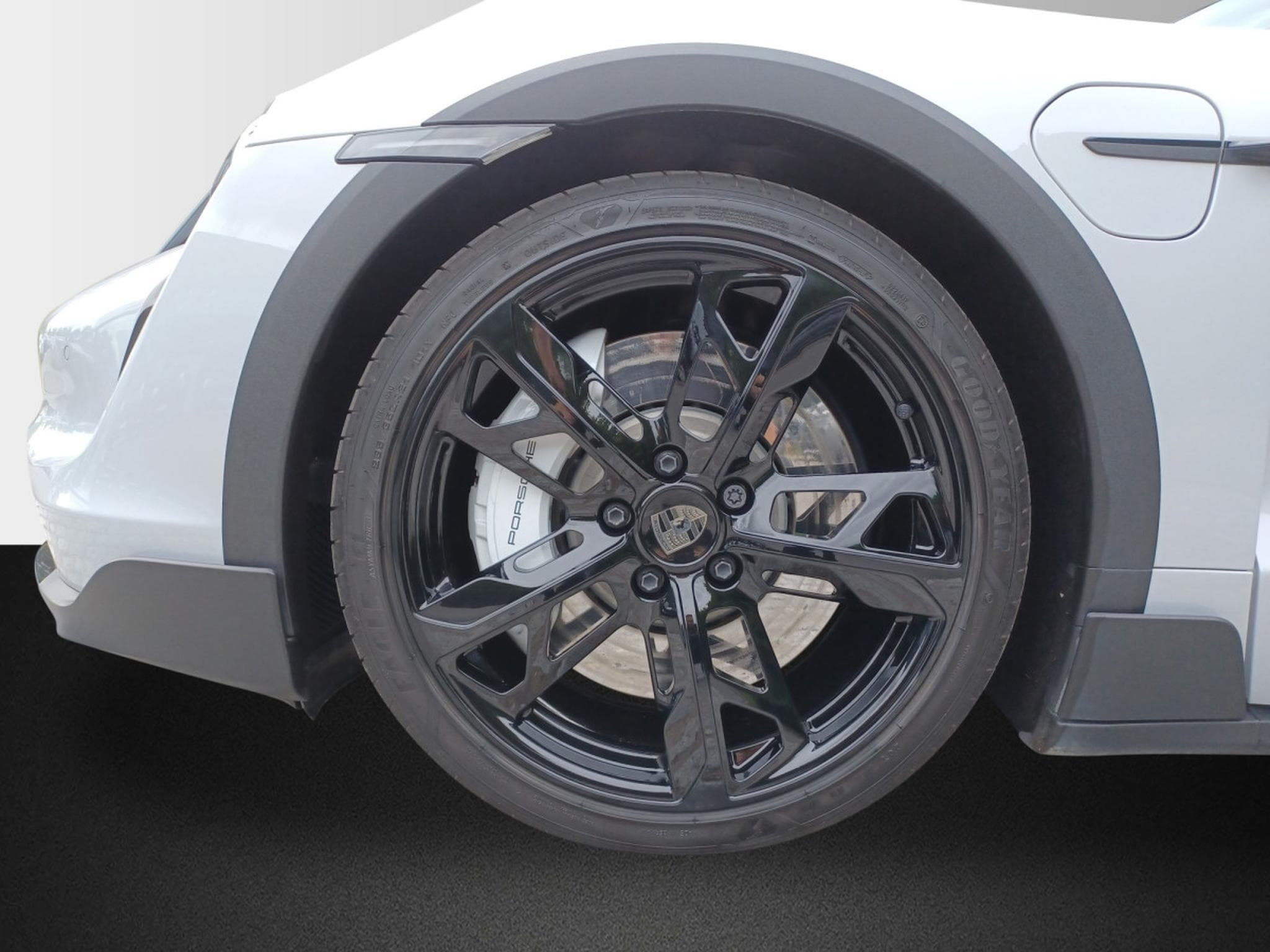 Porsche Taycan Turbo Cross Turismo (2024) - Photo 8