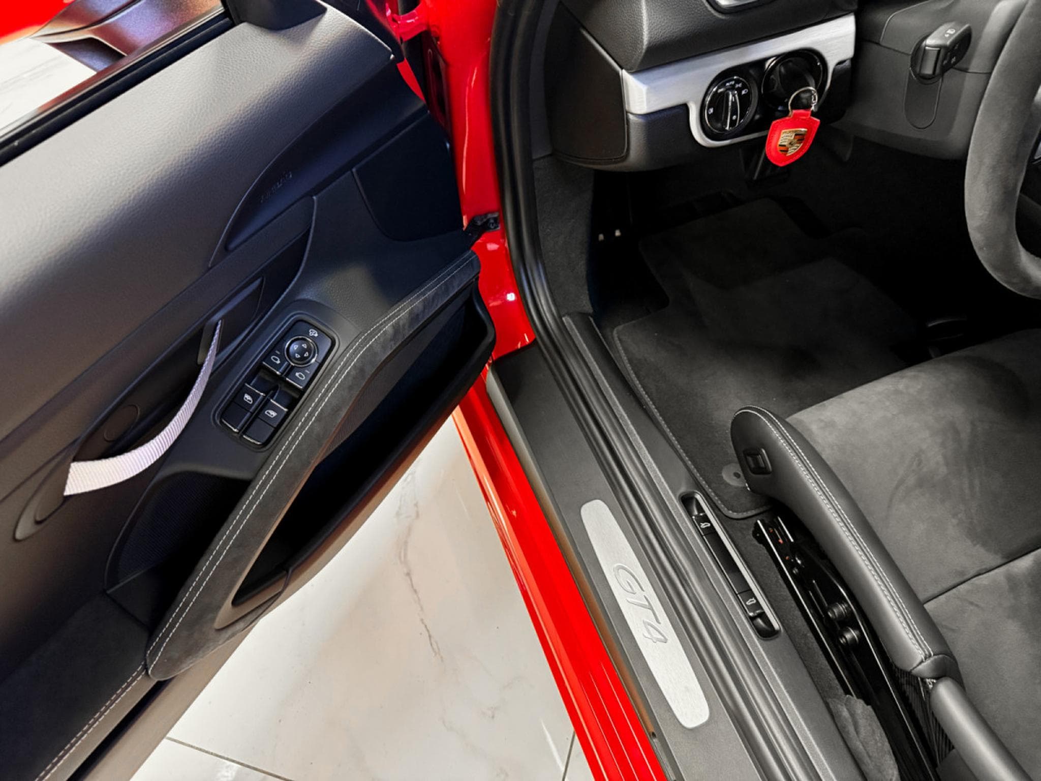 Porsche Cayman 718 GT4 (2020) - Photo 10